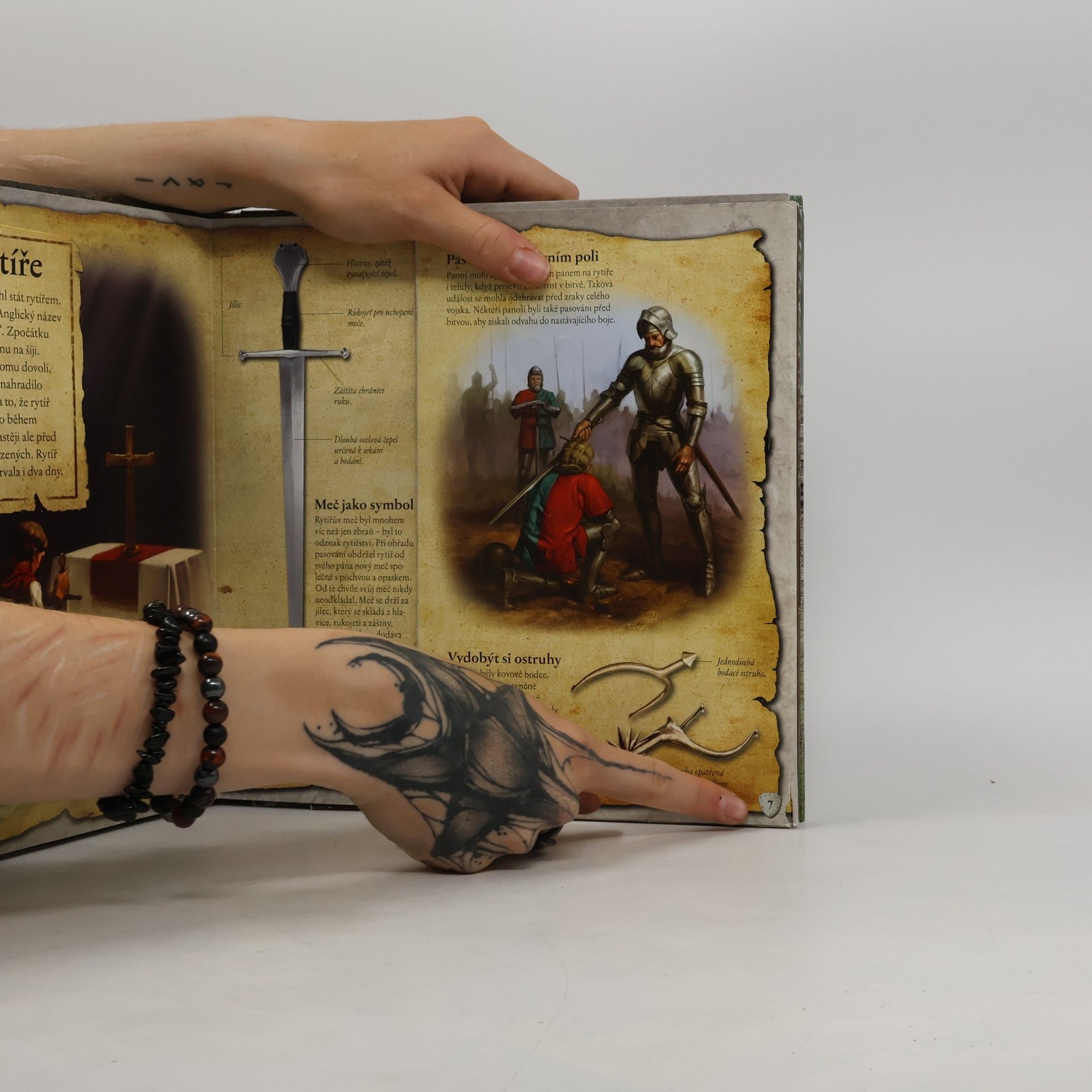 Peter Chrisp RYTÍŘ – Kniha s 3D modely