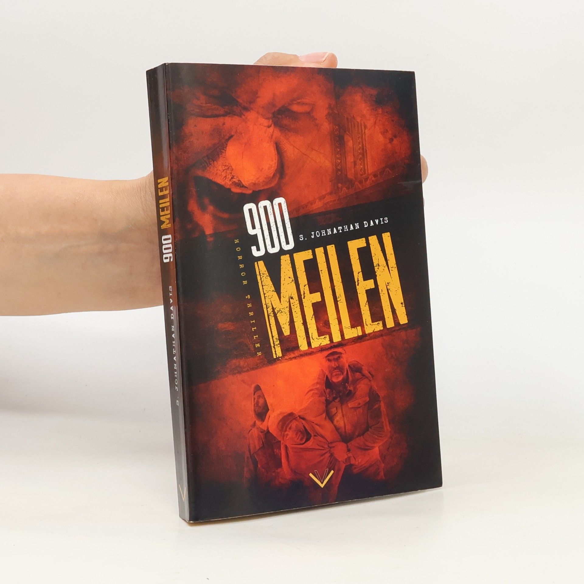 S. Johnathan Davis 900 Meilen