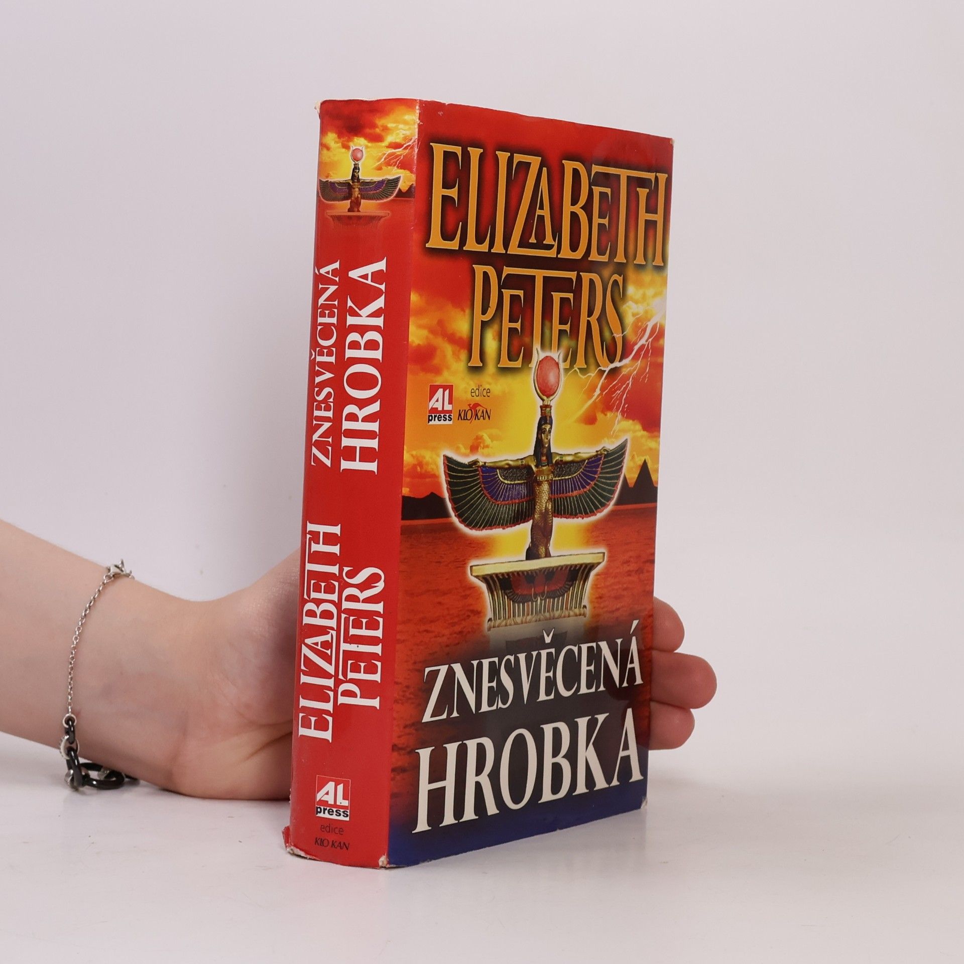 Elizabeth Peters Znesvěcená hrobka