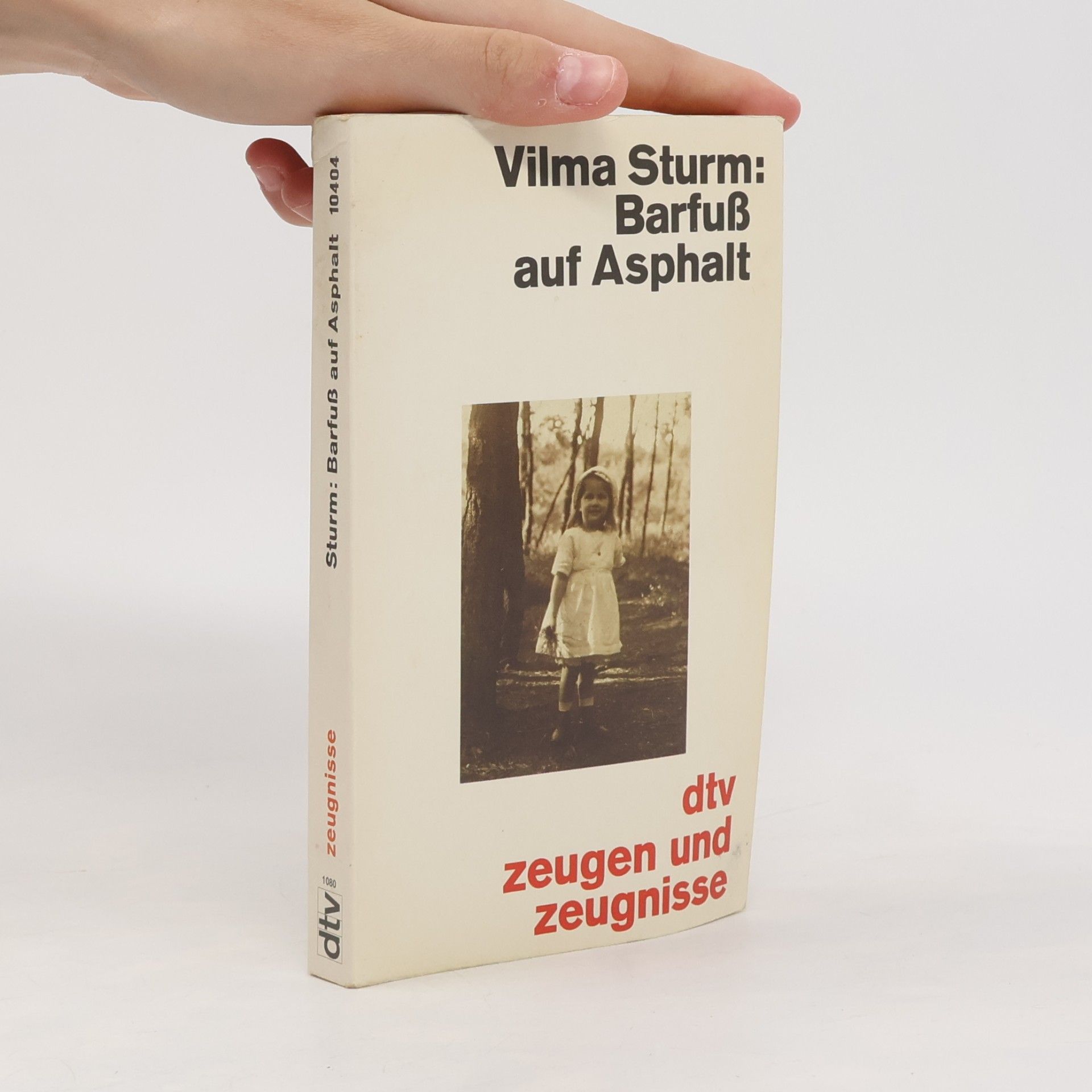 Vilma Sturm Barfuss auf Asphalt