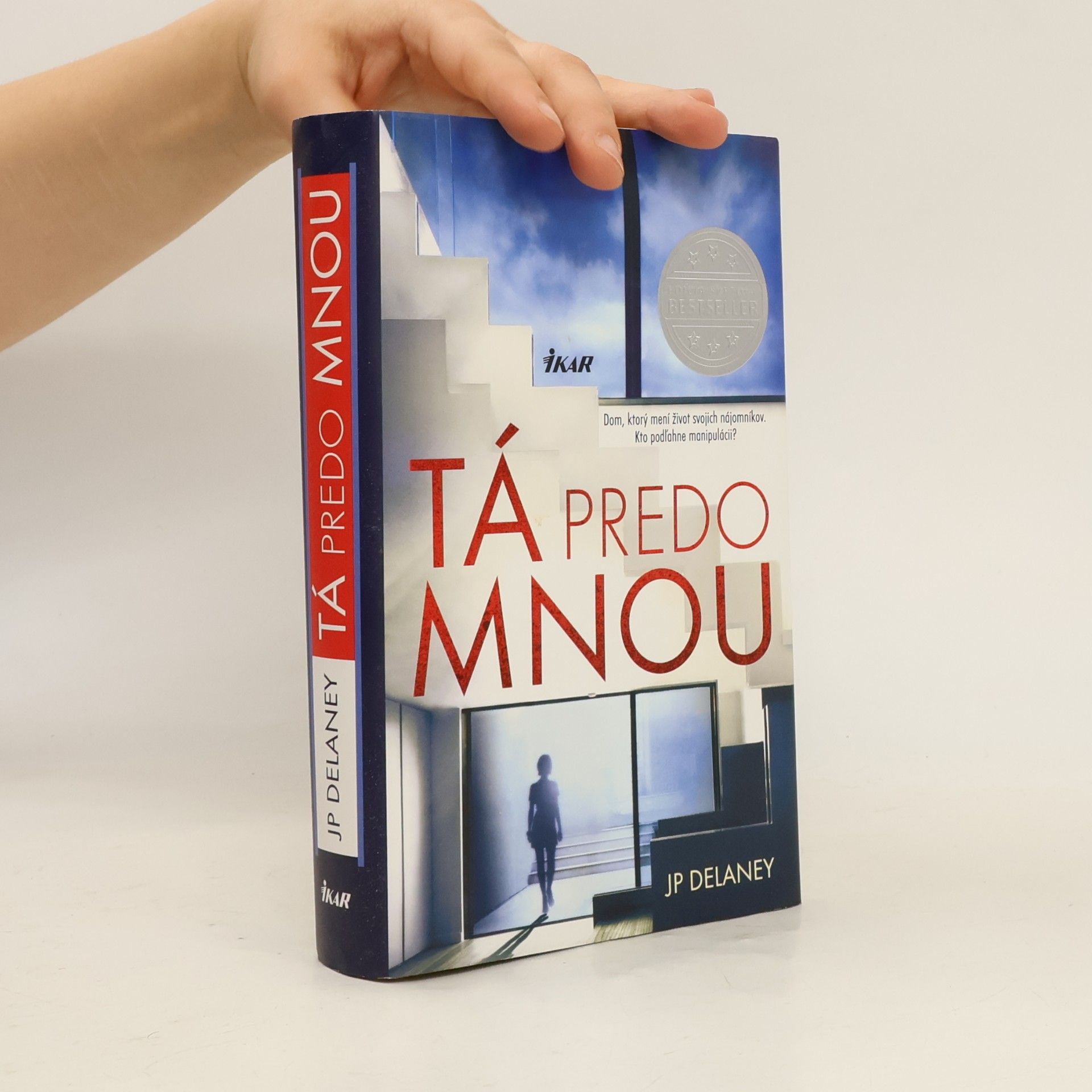 J. P. Delaney Tá predo mnou