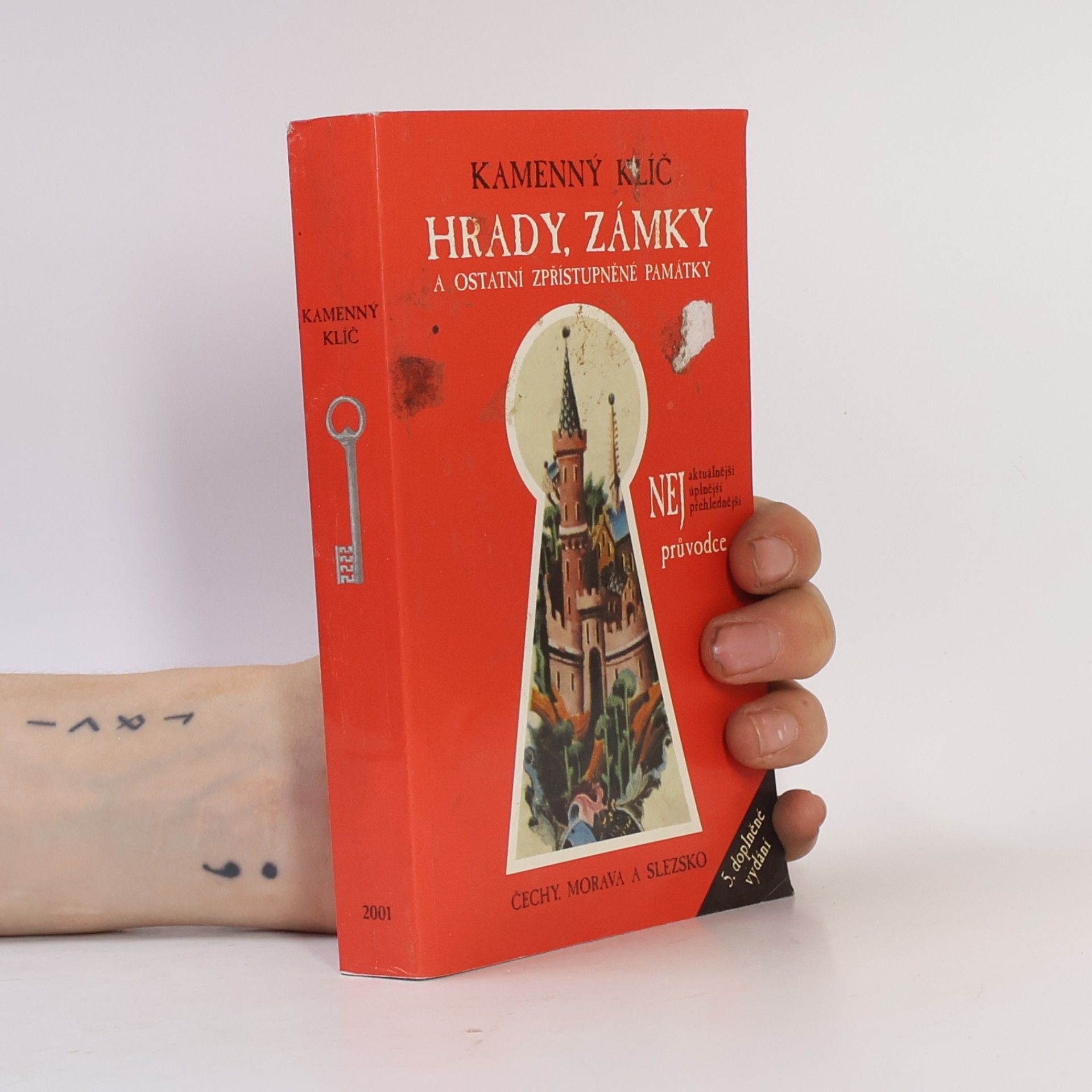 Roman Abušinov Kamenný klíč k 349 hradům, zámkům a ostatním zpřístupněným památkám v České republice
