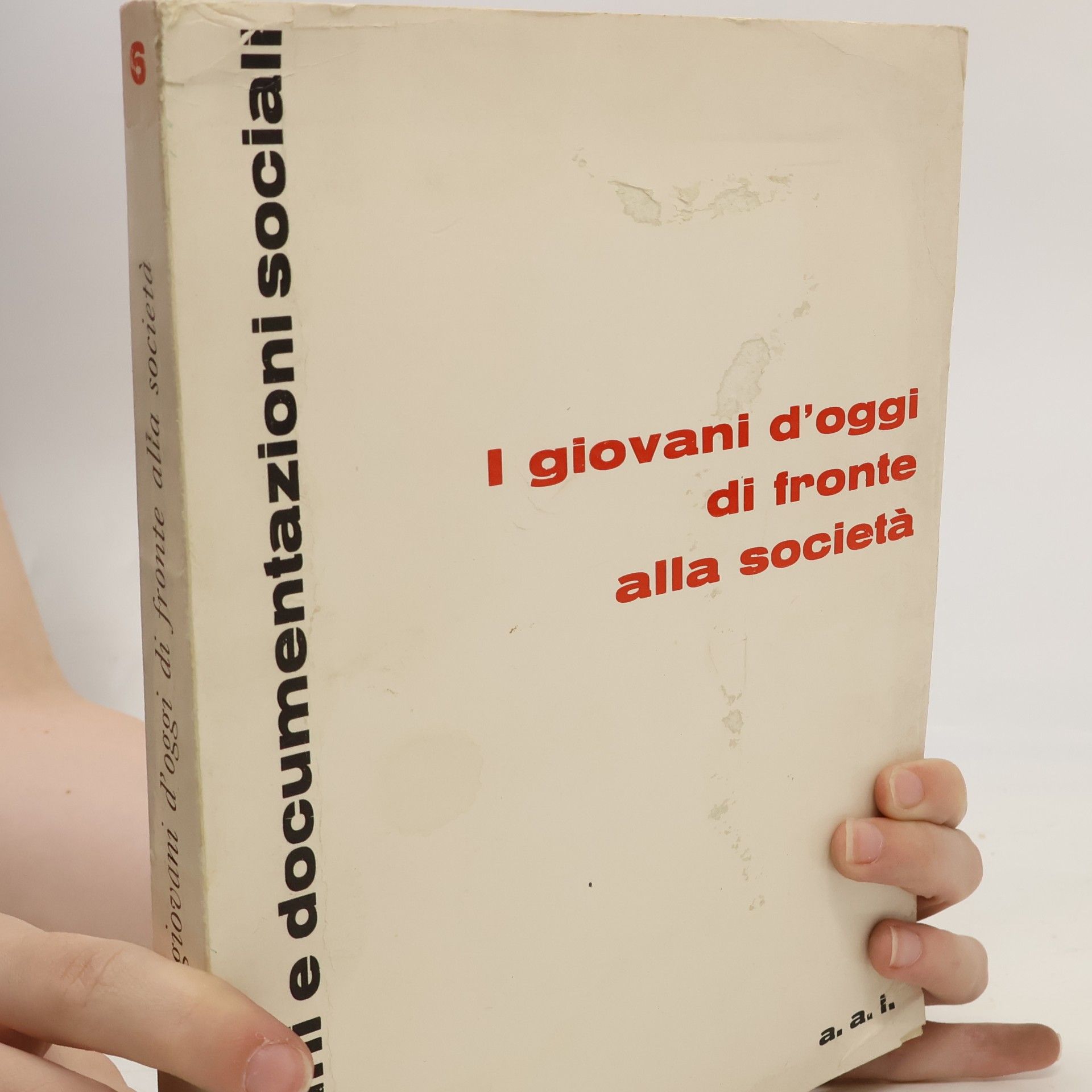 Collectif d'auteurs I giovani d'oggi di fronte alla società