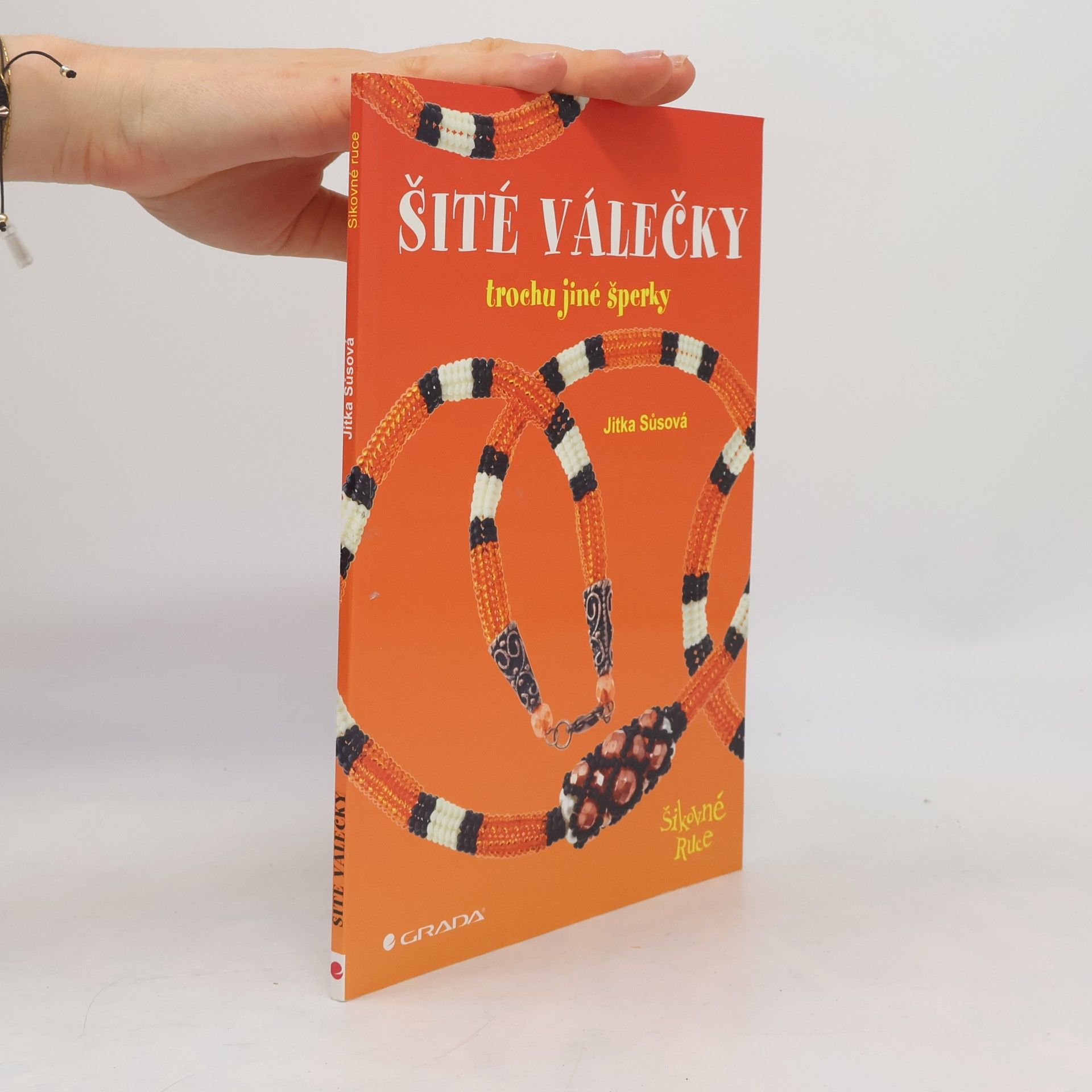Jitka Sůsová Šité válečky – trochu jiné šperky