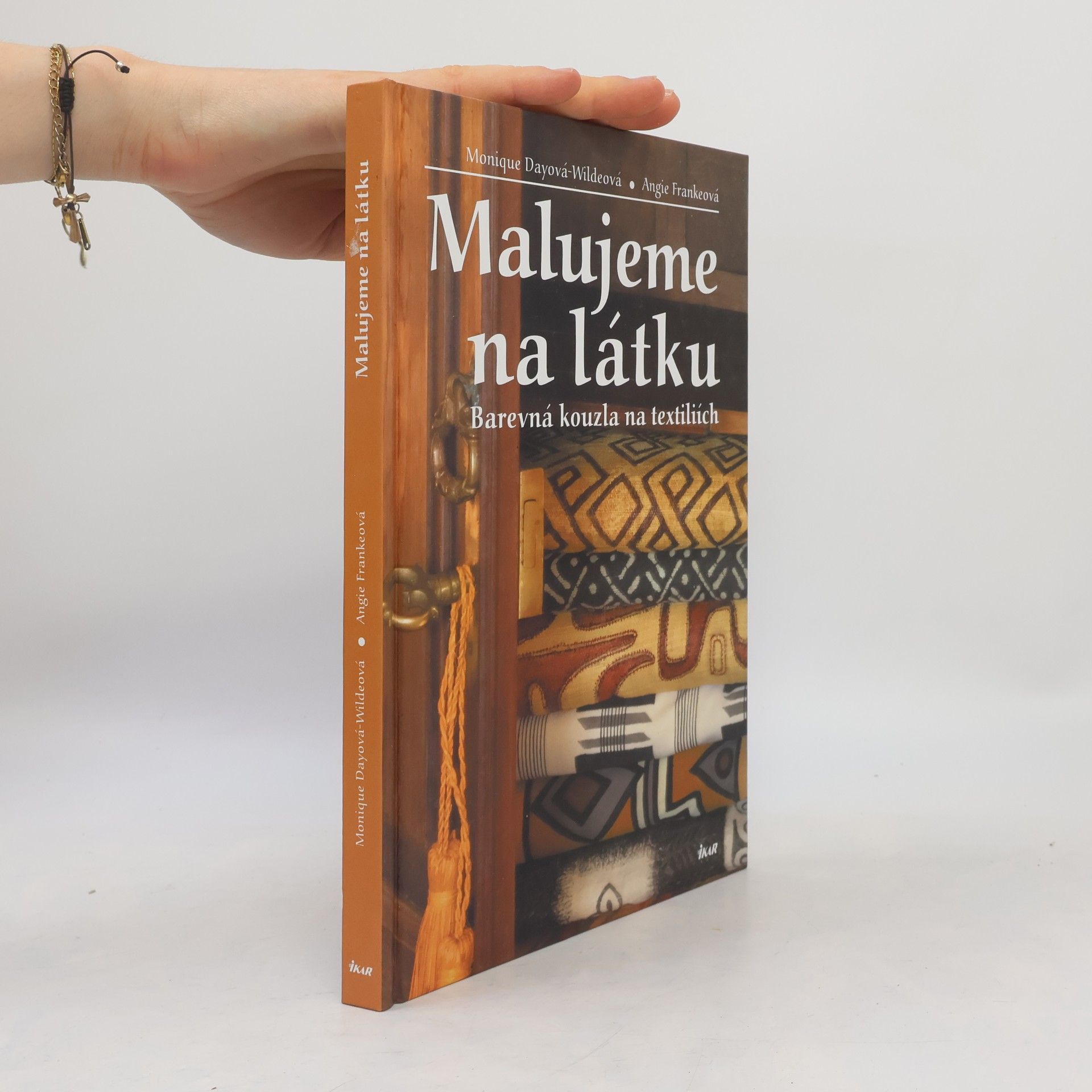 Monique Day-Wilde Malujeme na látku: Barevná kouzla na textiliích