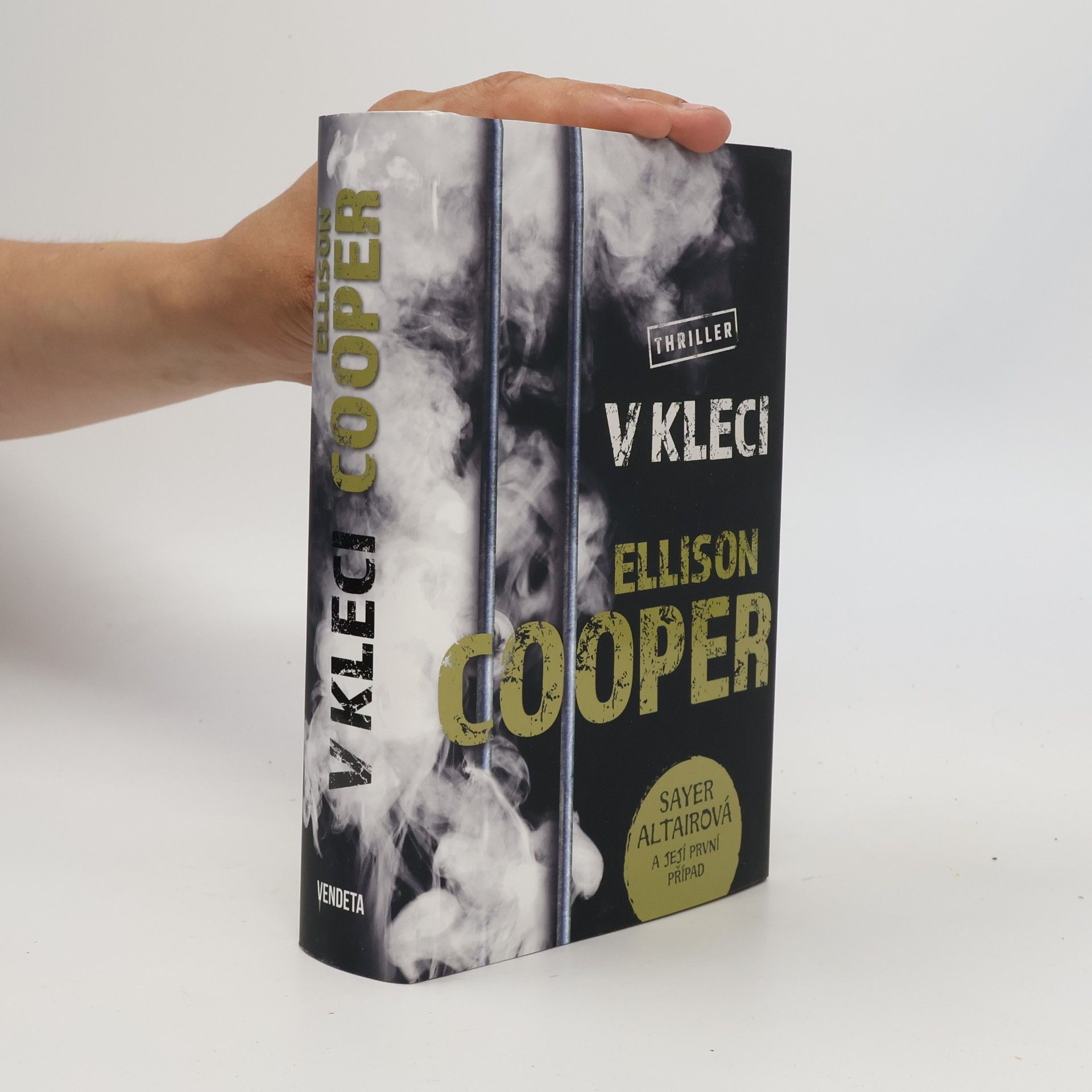 Ellison Cooper V kleci
