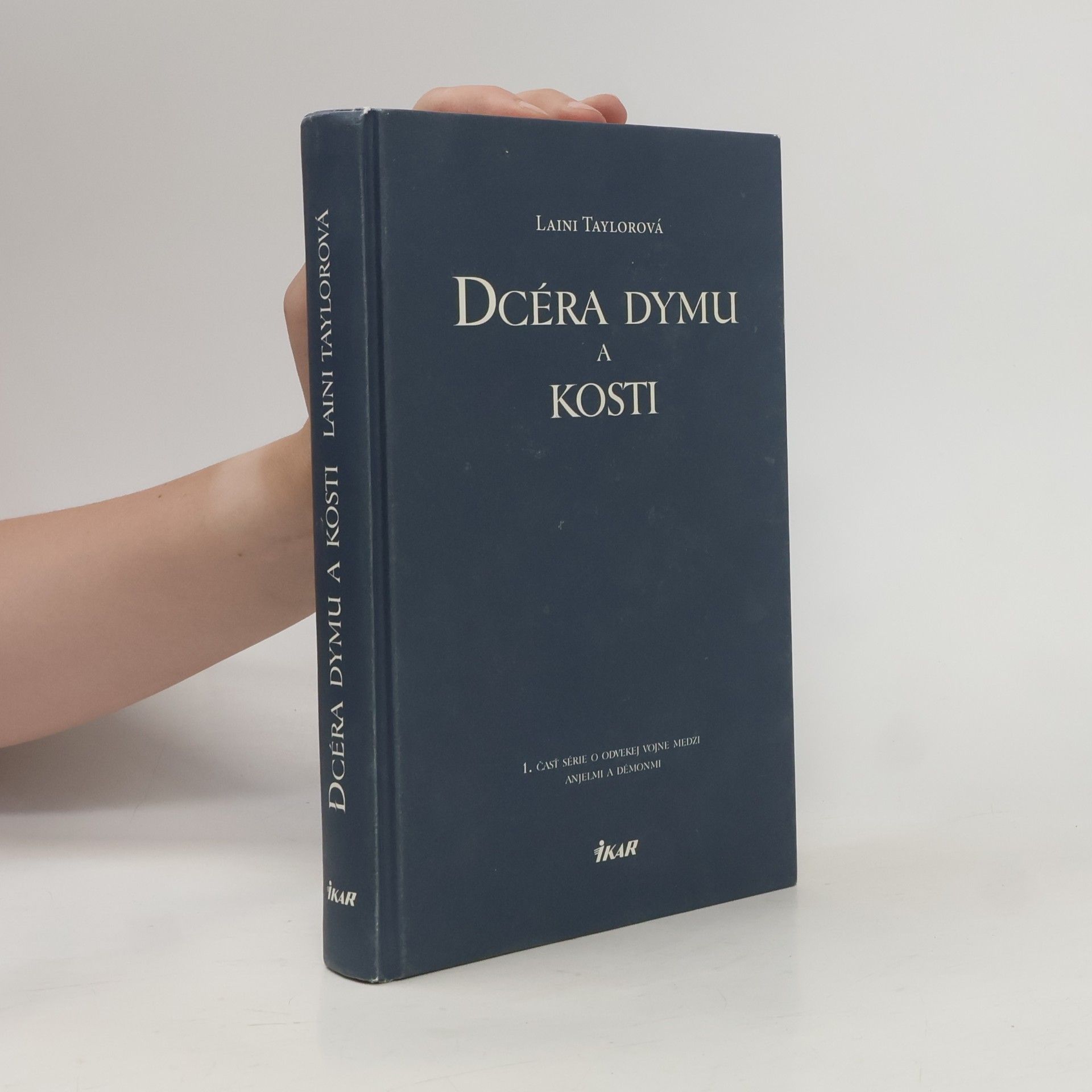 Laini Taylor Dcéra dymu a kostí