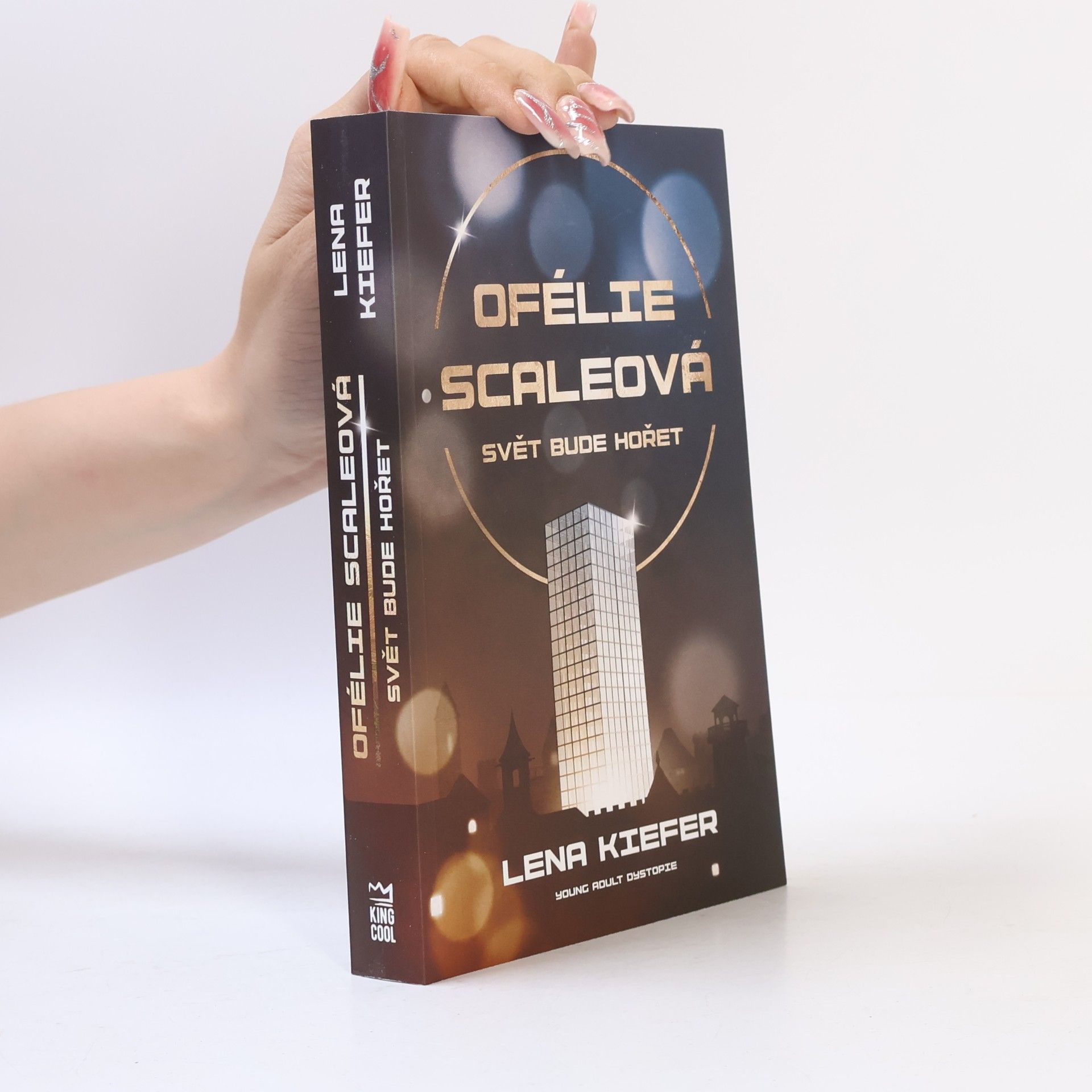 Lena Kiefer Ofélie Scaleová. Svět bude hořet