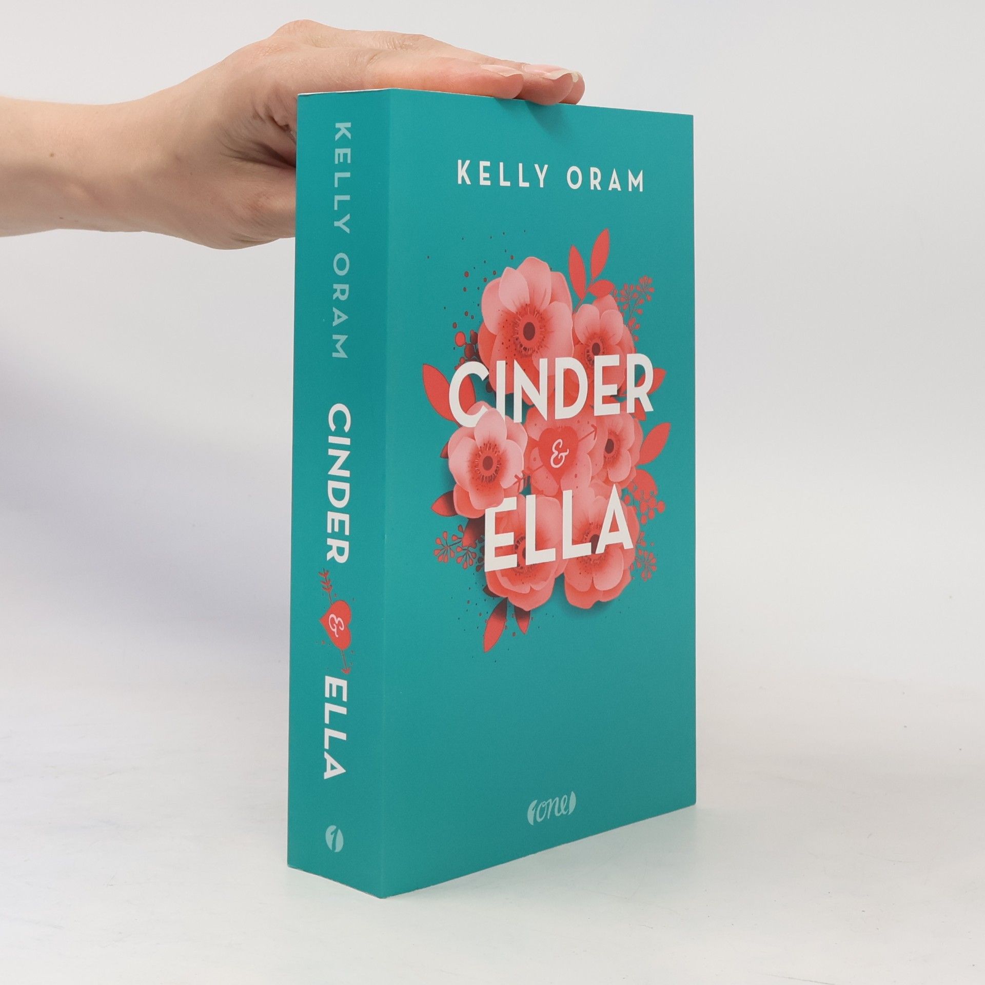 Kelly Oram Cinder & Ella 1