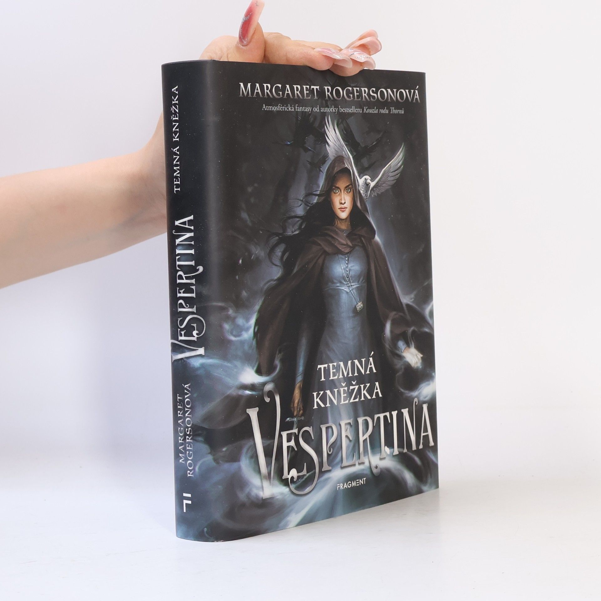 Margaret Rogerson Vespertina. Temná kněžka