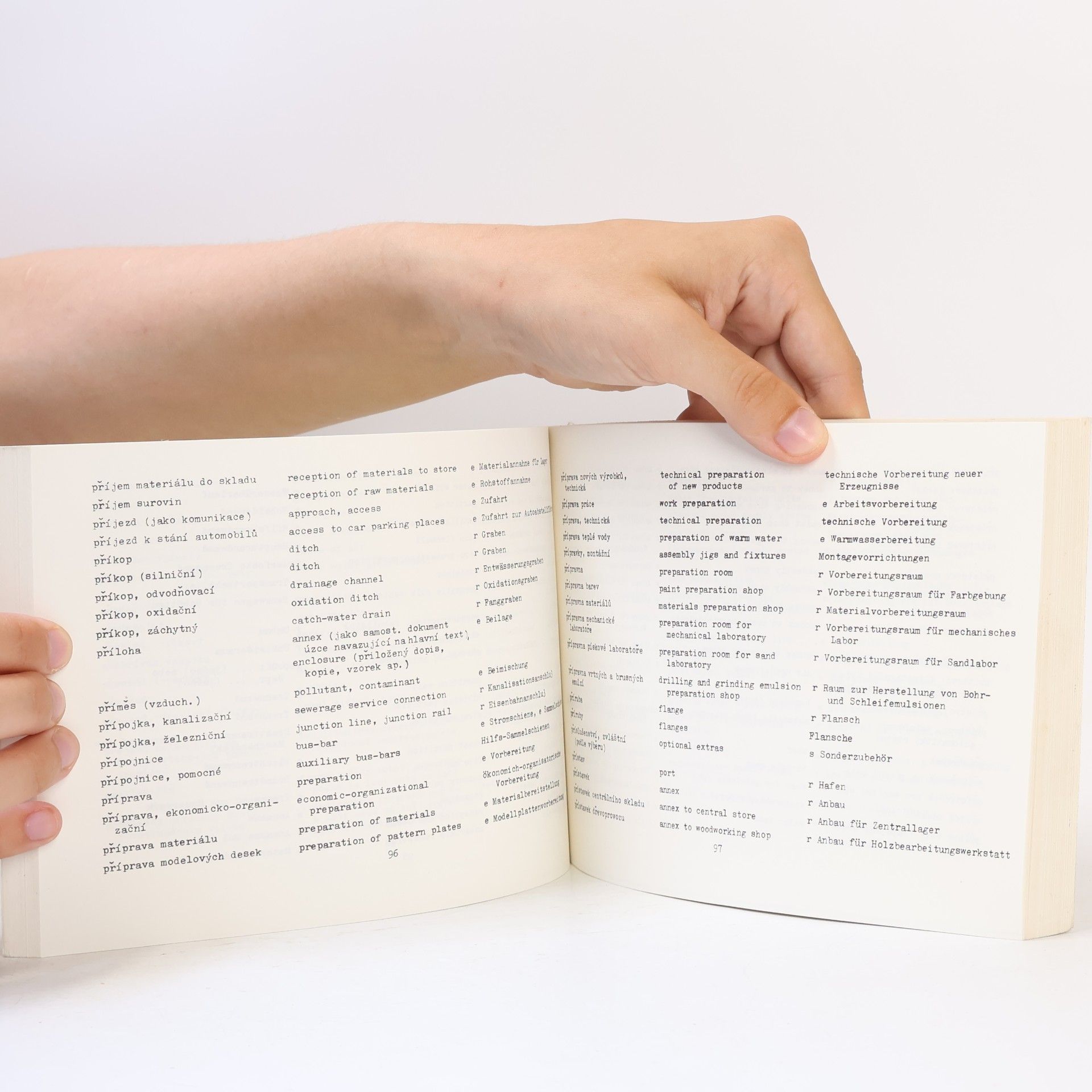 Various authors Česko-anglicko-německý slovník ke vzduchotechnice