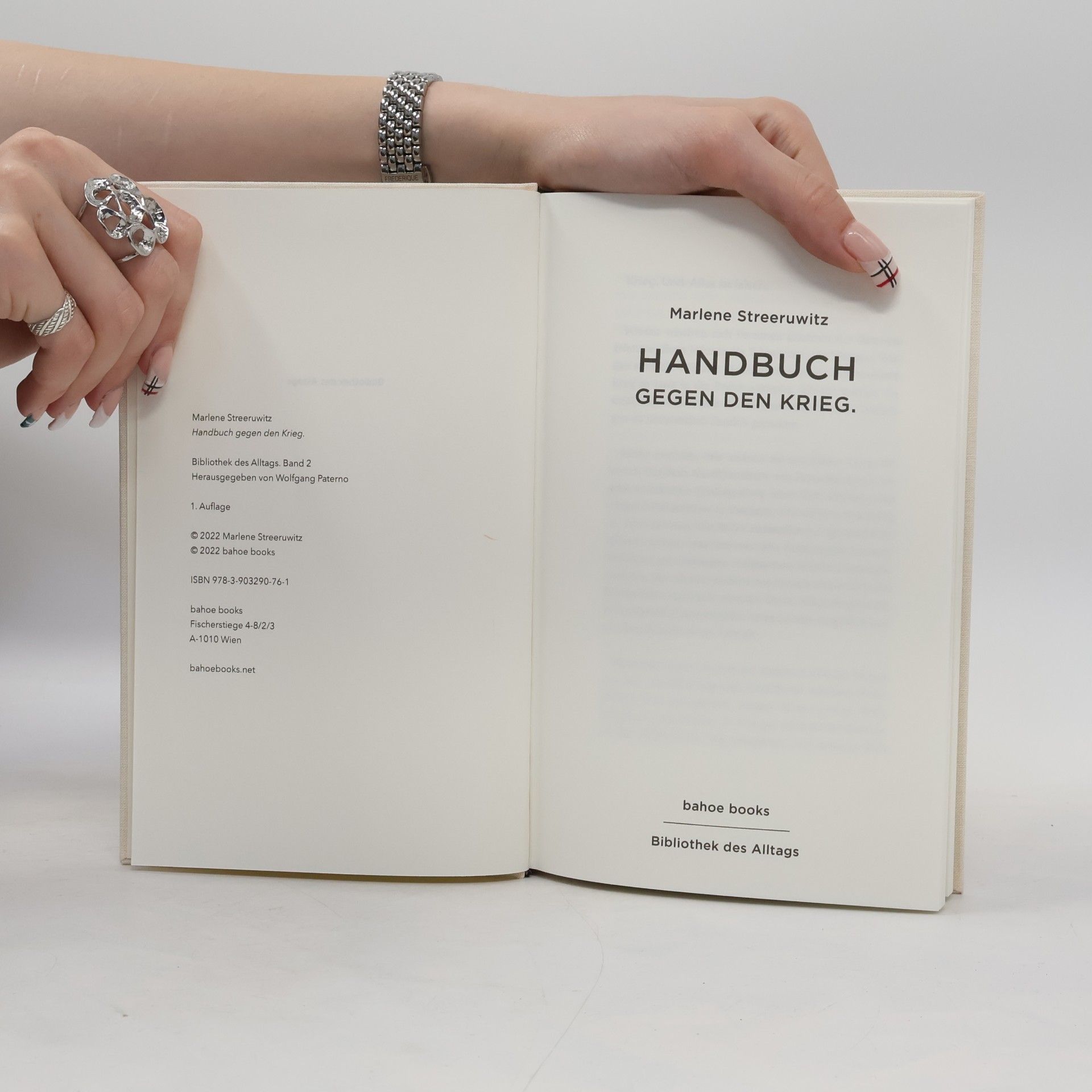 Marlene Streeruwitz Handbuch gegen den Krieg.