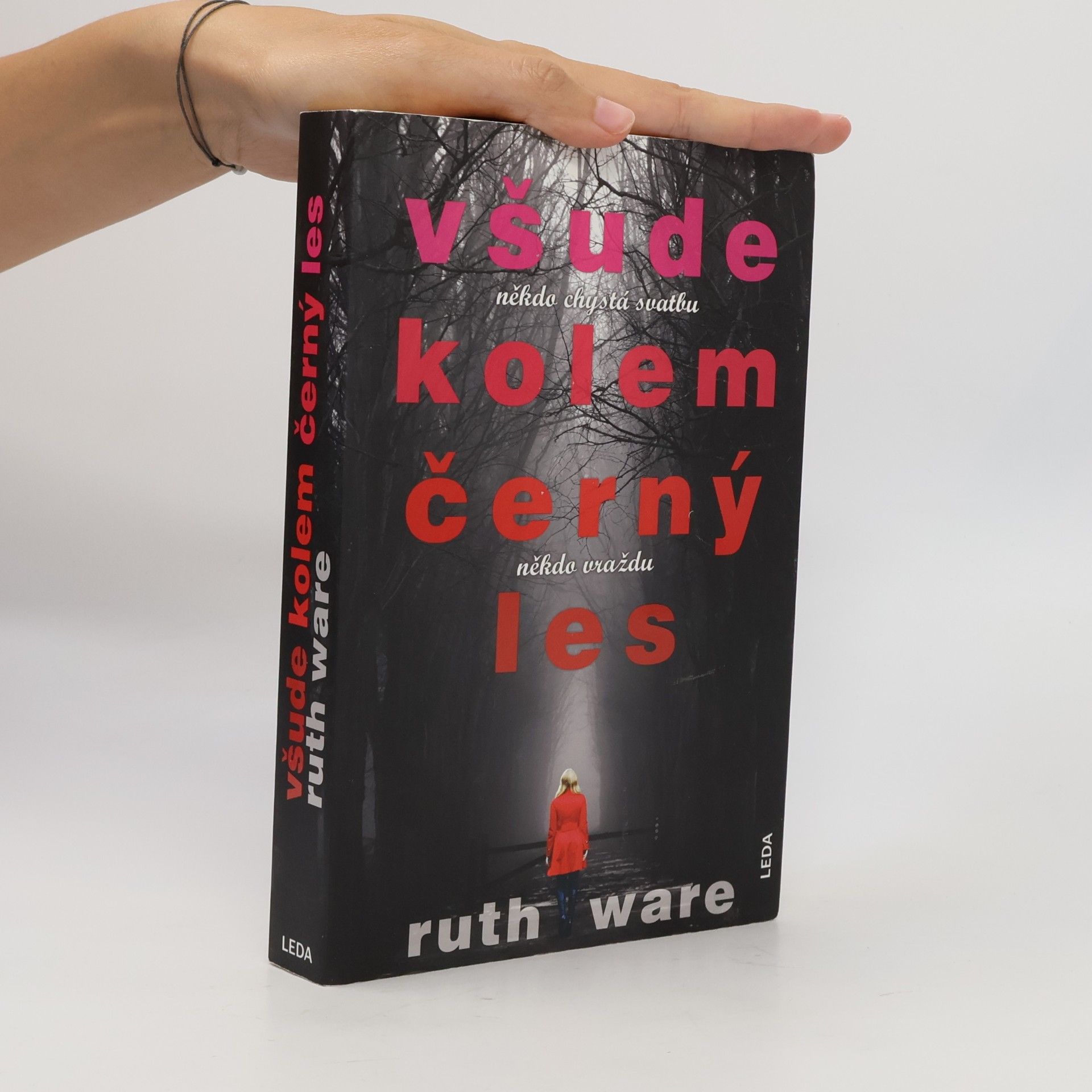 Ruth Ware Všude kolem černý les. Někdo chystá svatbu, někdo vraždu