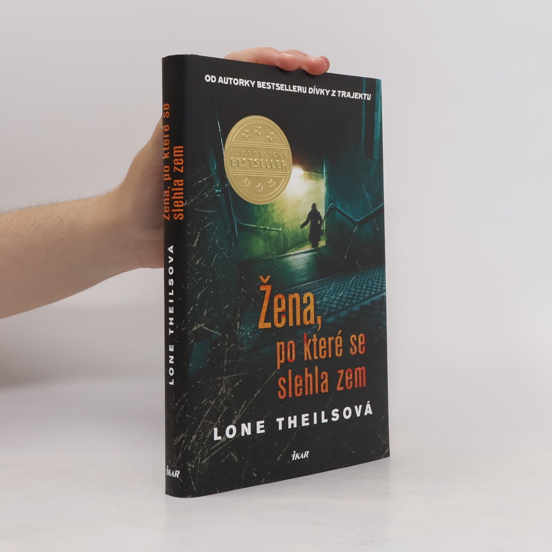 Lone Theils Žena, po které se slehla zem