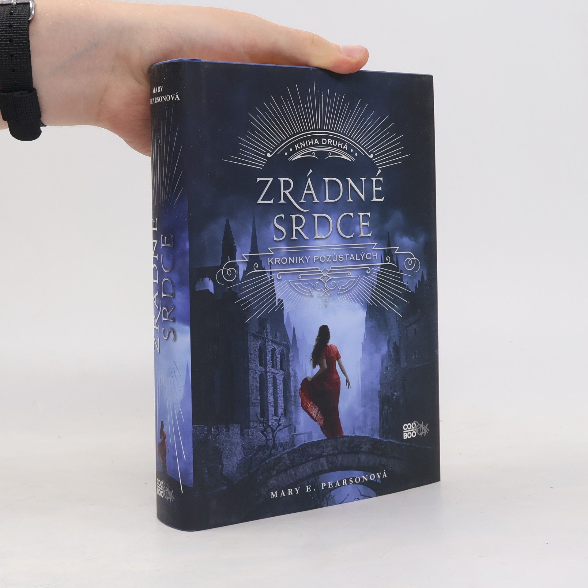 Mary E. Pearson Kroniky pozůstalých: Zrádné srdce. Kniha druhá