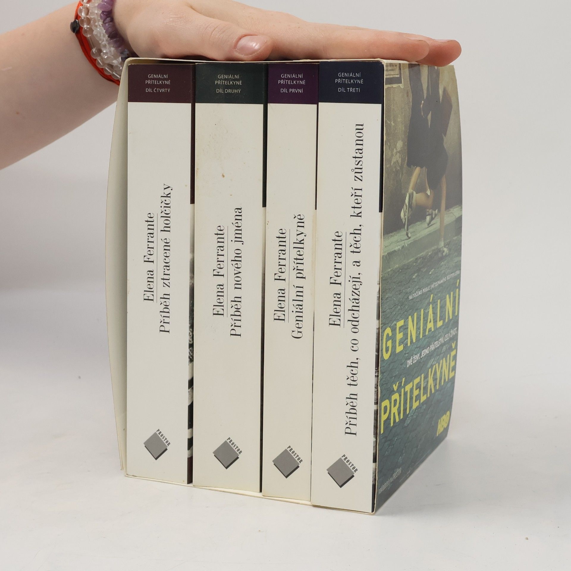 Elena Ferrante Geniální přítelkyně 1-4