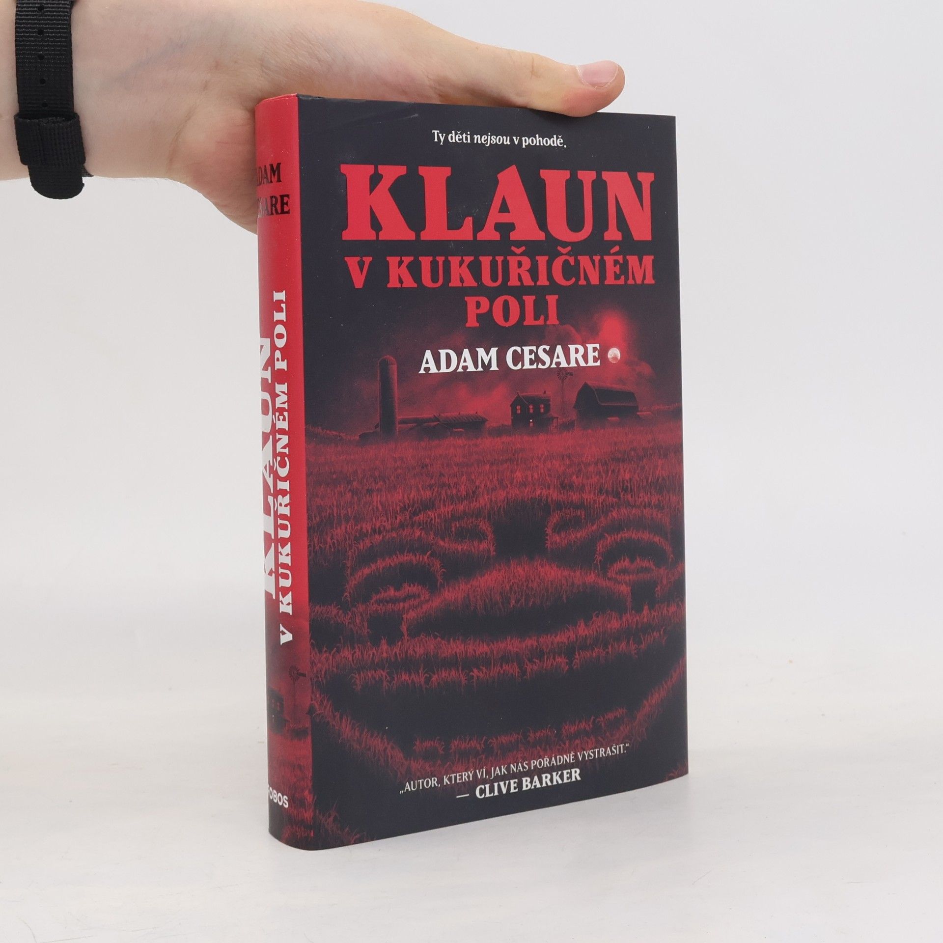 Adam Cesare Klaun v kukuřičném poli