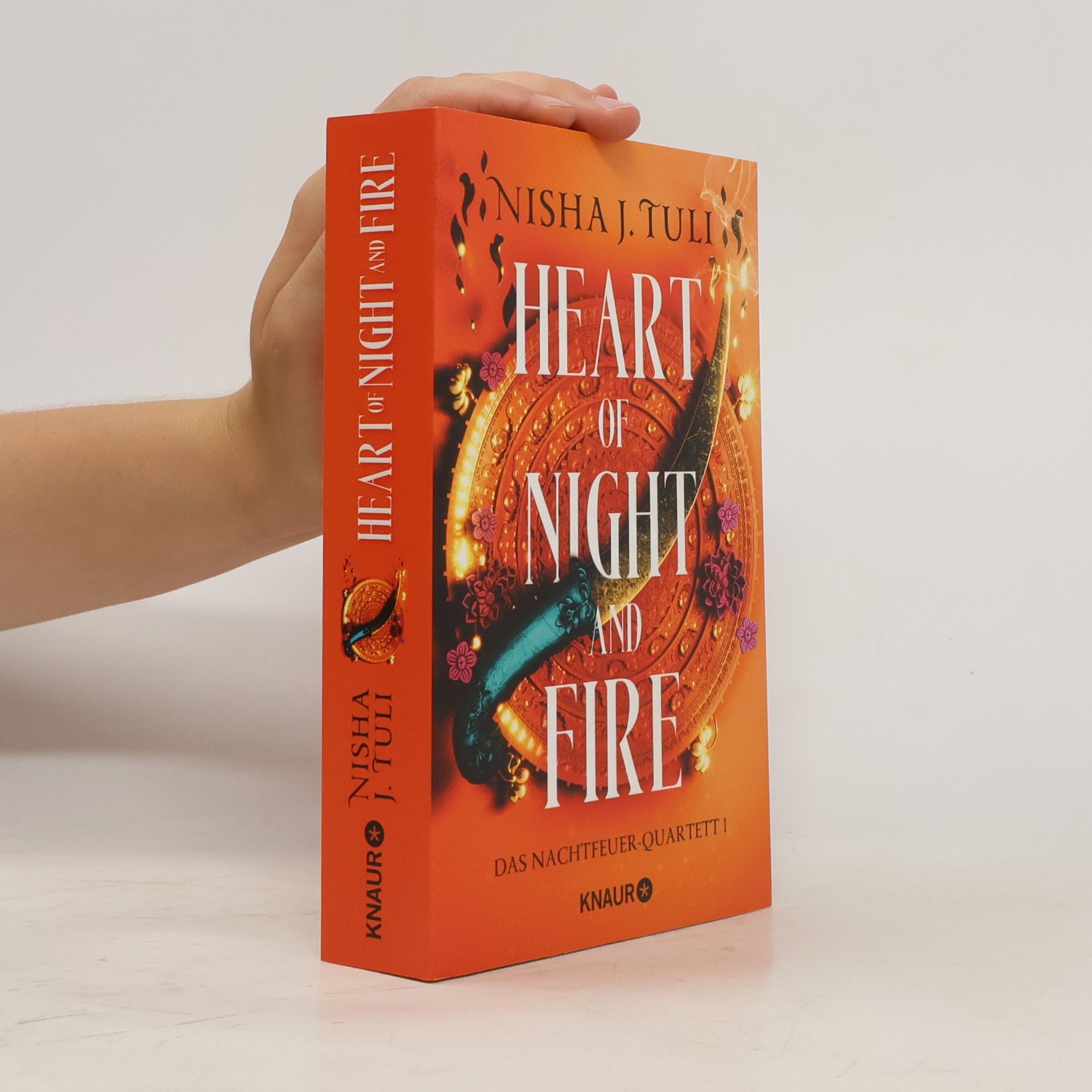 Nisha J. Tuli Das Nachtfeuer-Quartett - 1: Heart of Night and Fire - Limitierte Auflage mit Farbschnitt