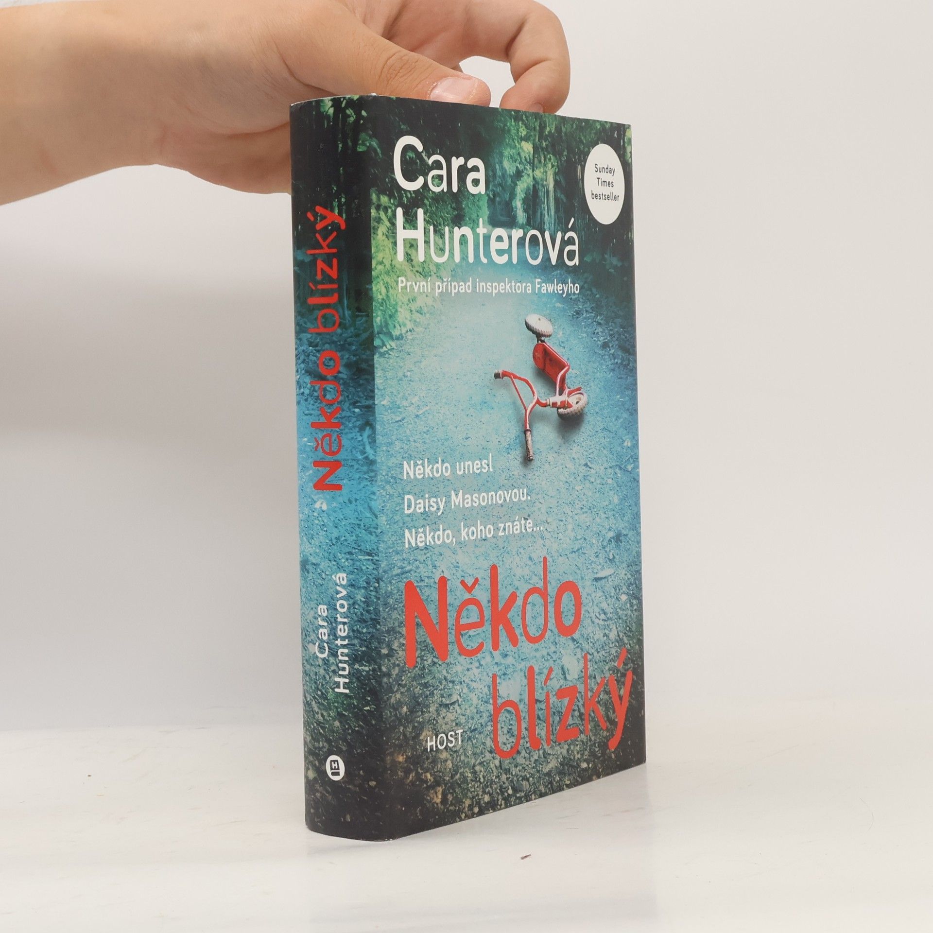 Někdo blízký. První případ inspektora Fawleyho