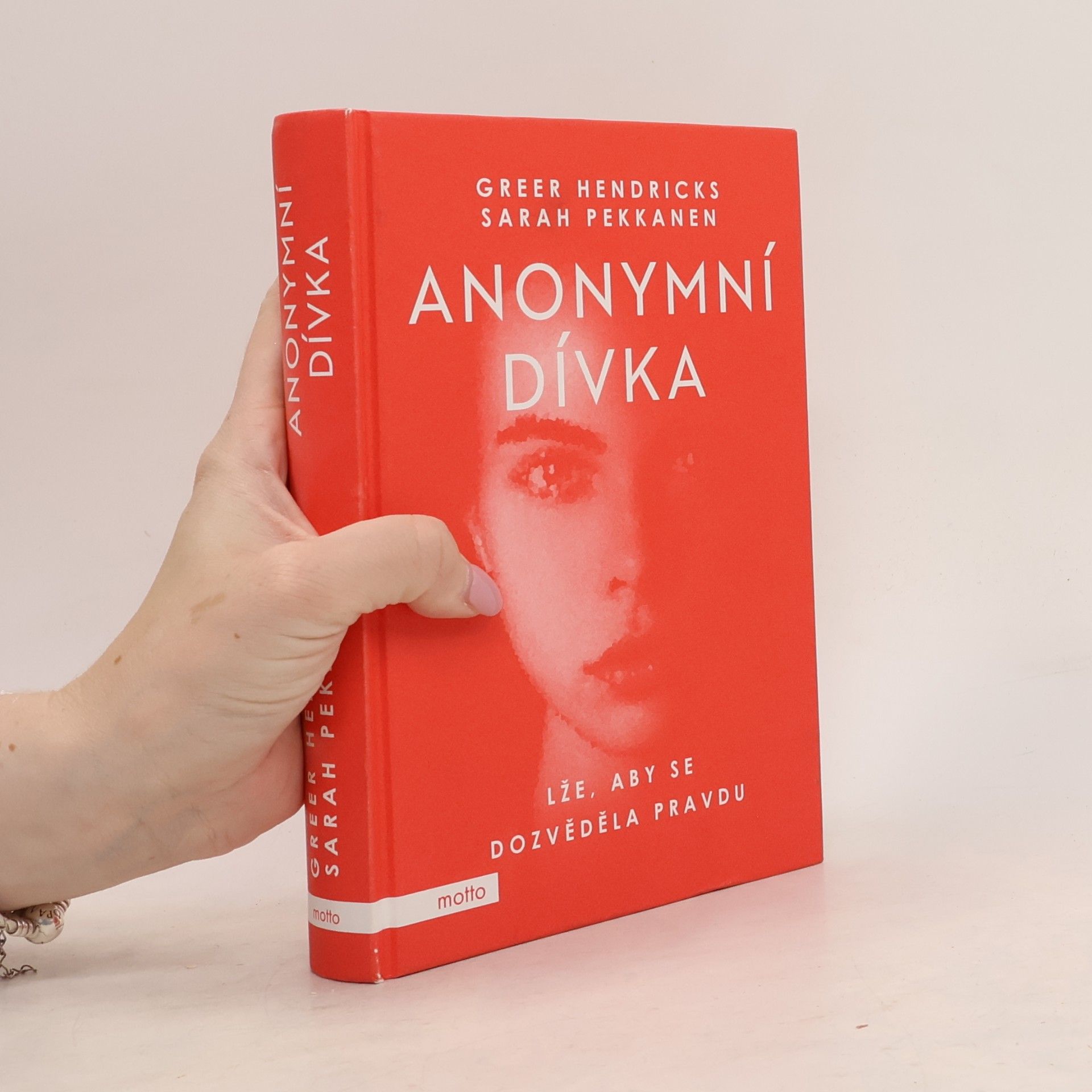 Greer Hendricks Anonymní dívka. Lže, aby se dozvěděla pravdu