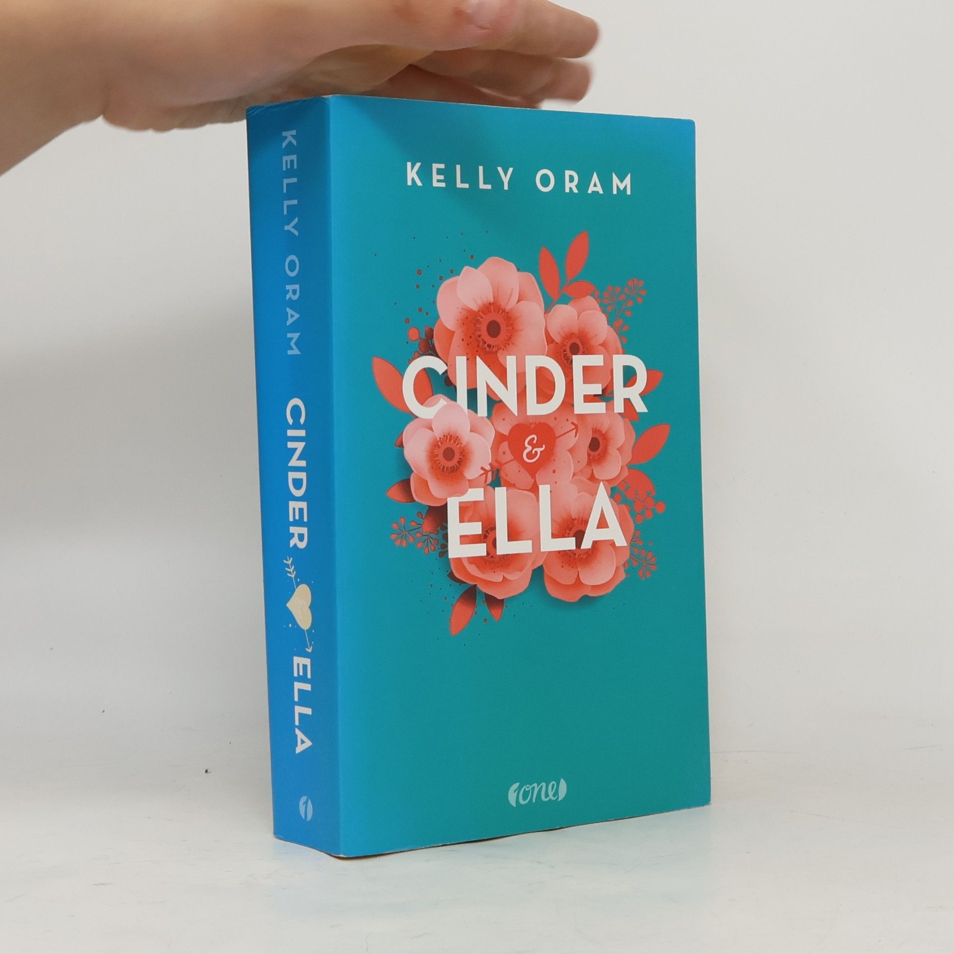 Kelly Oram Cinder & Ella 1