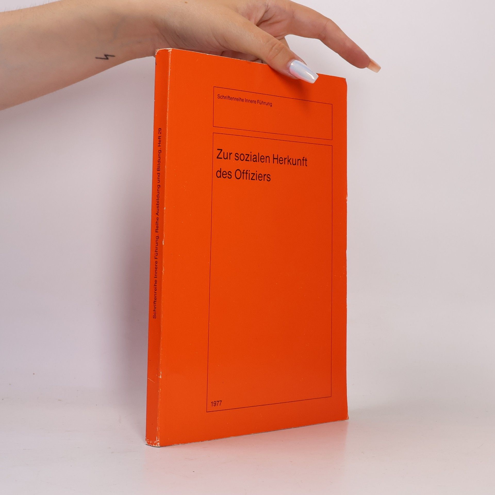 Various authors Zur sozialen Herkunft des Offiziers