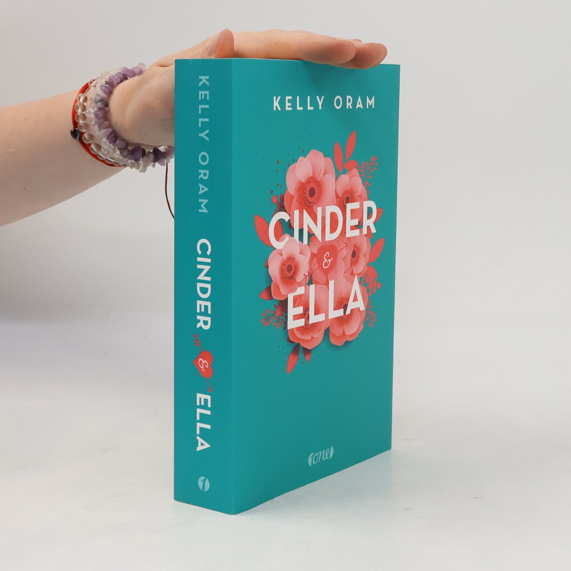 Kelly Oram Cinder & Ella 1