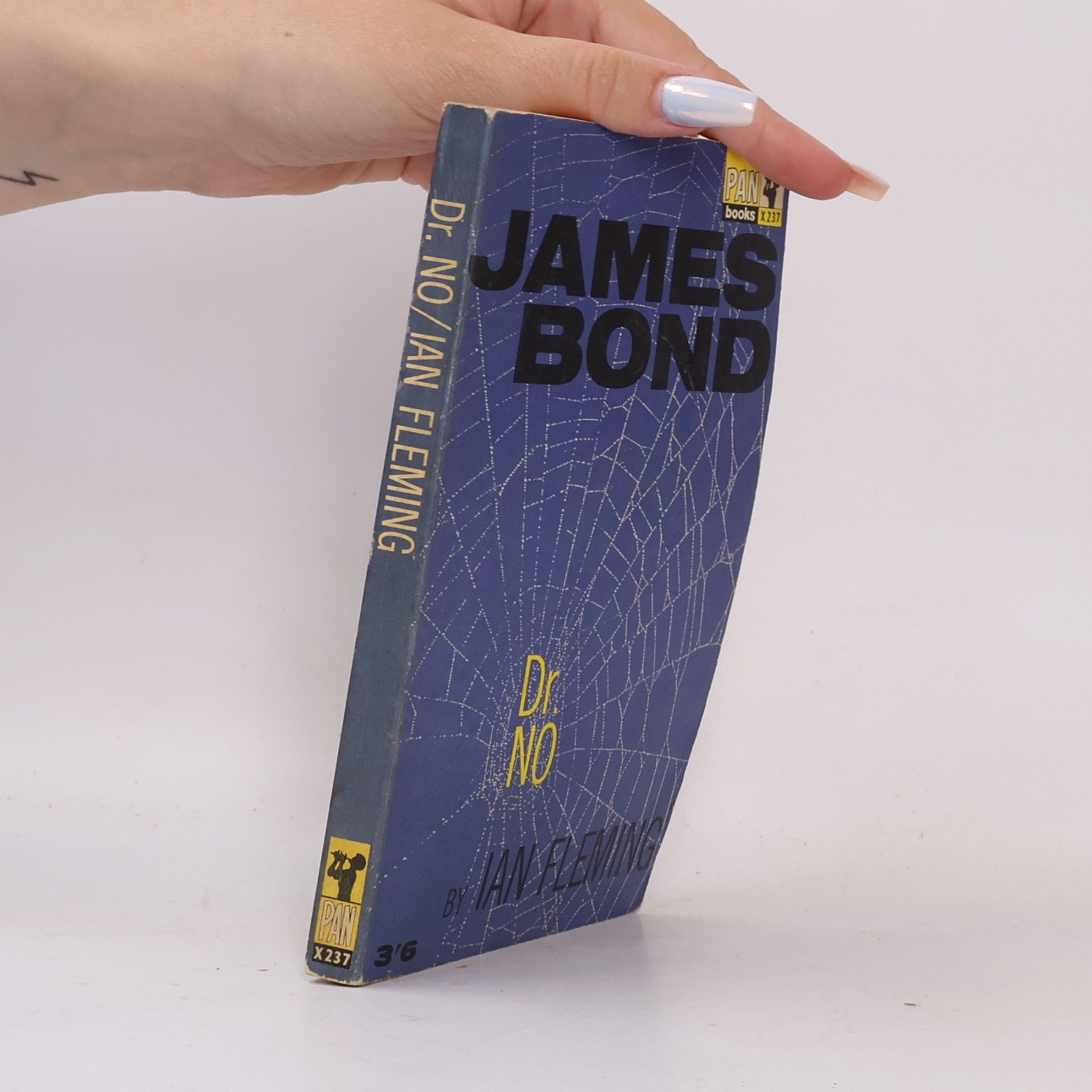 Ian Fleming James Bond. Dr. No