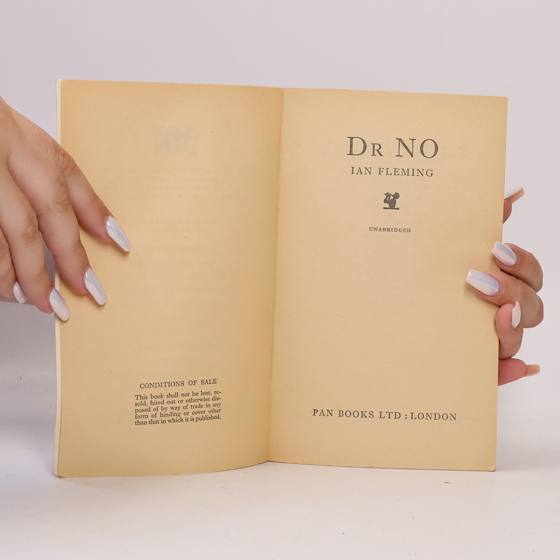 Ian Fleming James Bond. Dr. No