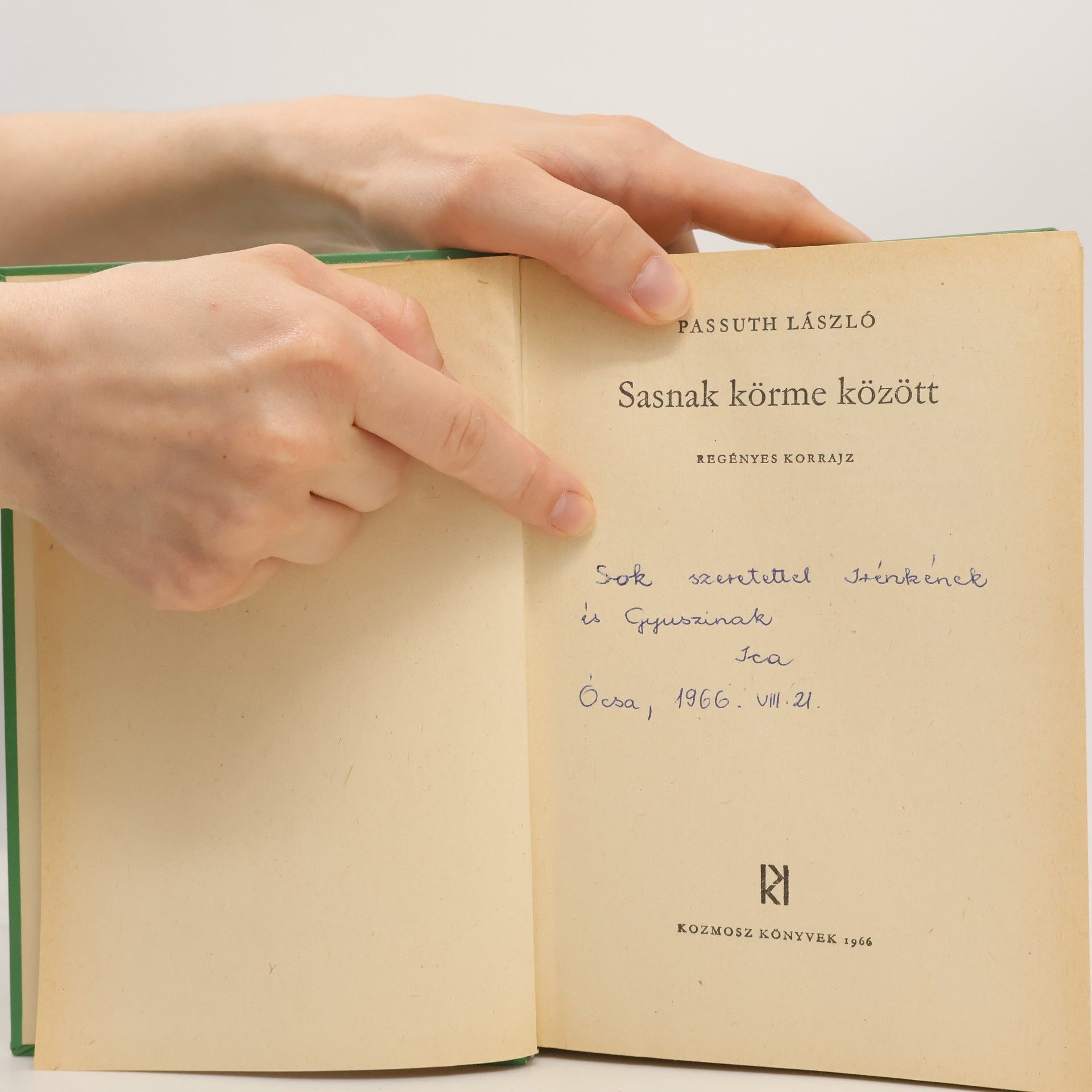 László Passuth Sasnak körme között