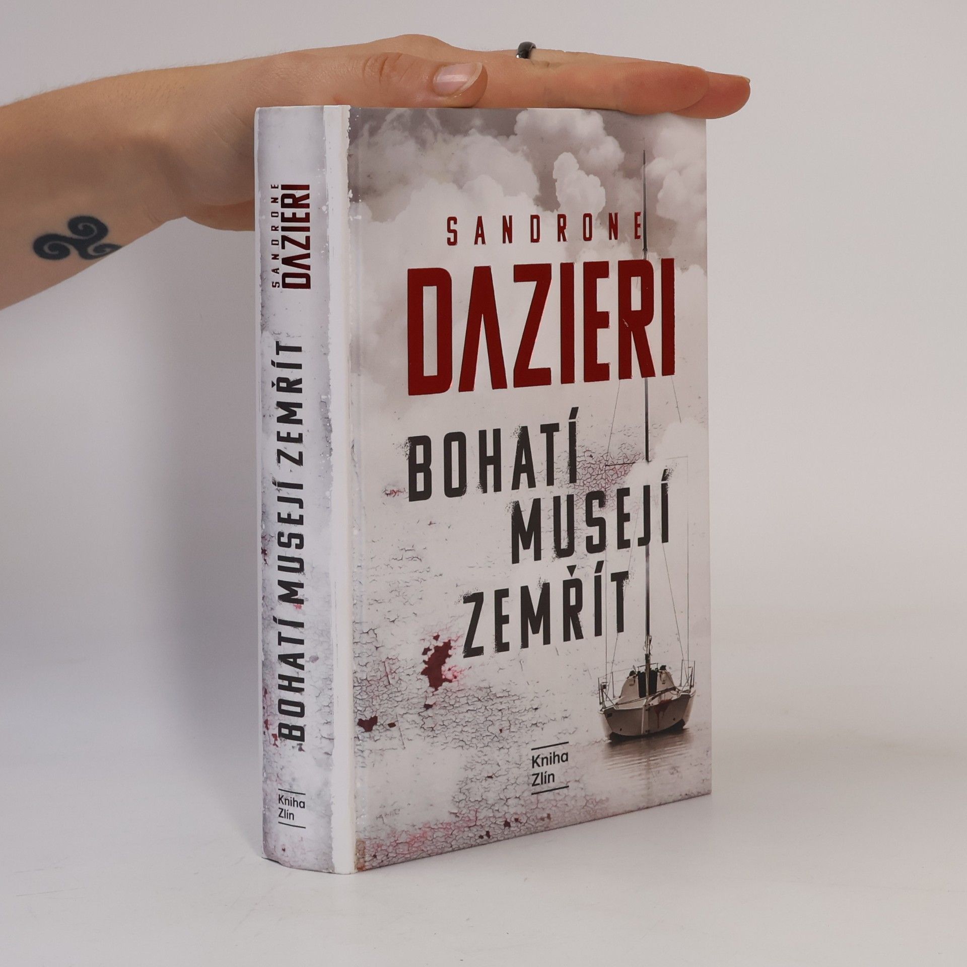 Sandrone Dazieri Bohatí musejí zemřít