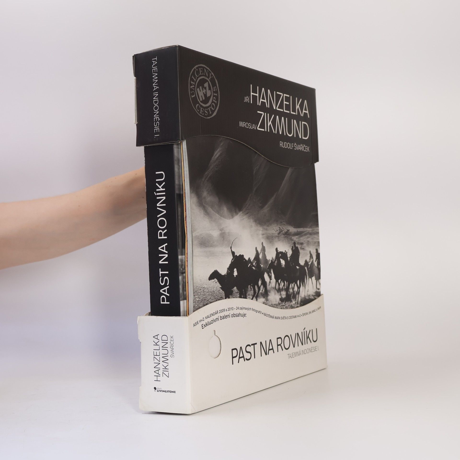 Jiří Hanzelka Past na rovníku: Tajemná Indonésie I.