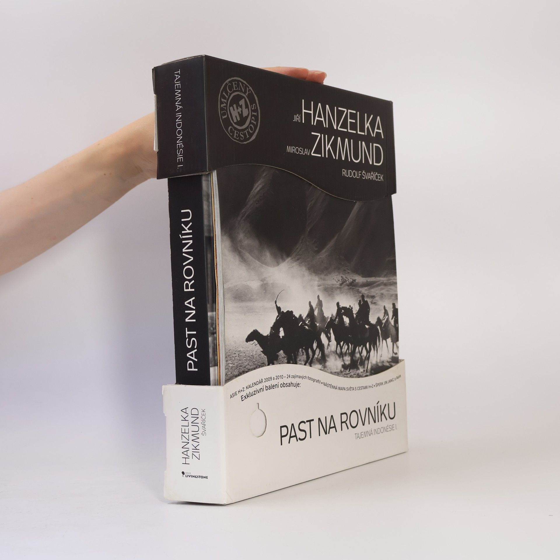 Jiří Hanzelka Past na rovníku: Tajemná Indonésie I.