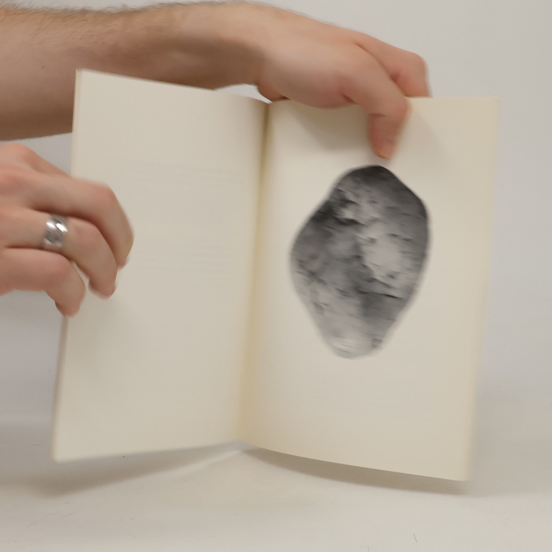 Julius Hügel Steine in meiner Hand