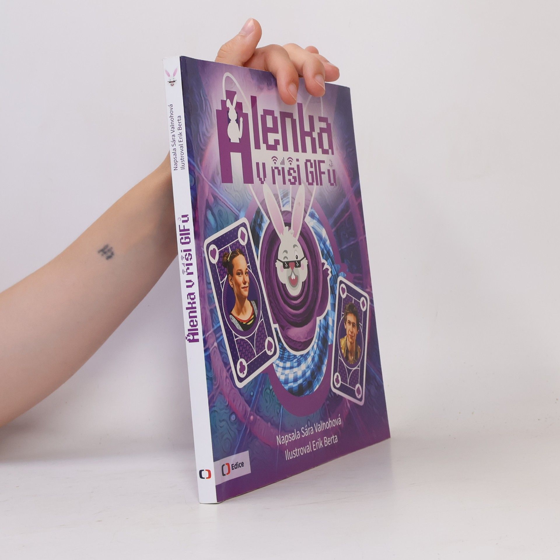 Sára Valnohová Alenka v říši GIFů