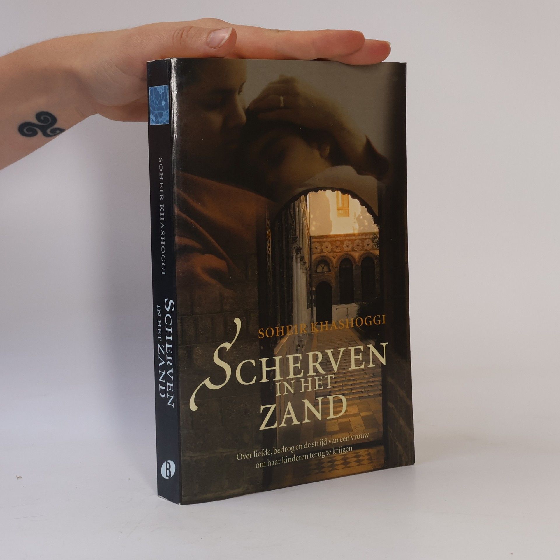 Nellie Keukelaar-van Rijsbergen Scherven in het zand