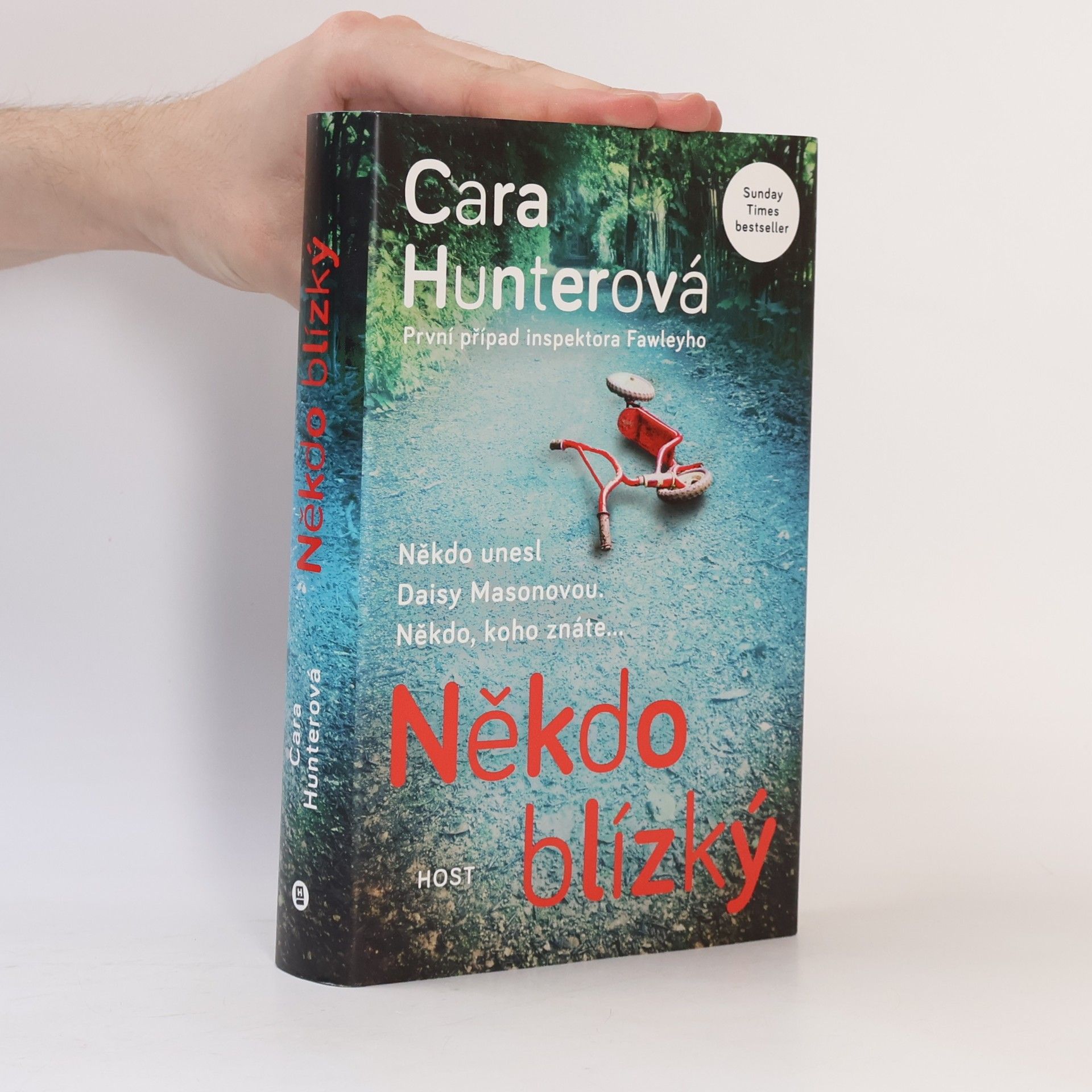 Cara Hunter Někdo blízký. První případ inspektora Fawleyho