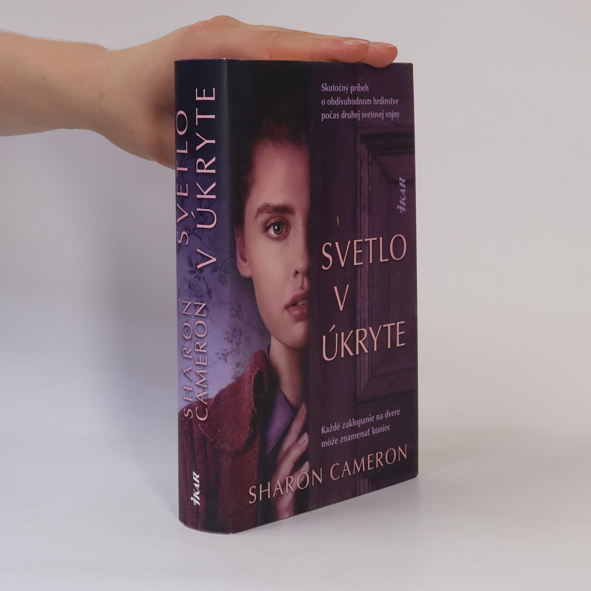 Sharon Cameron Svetlo v úkryte