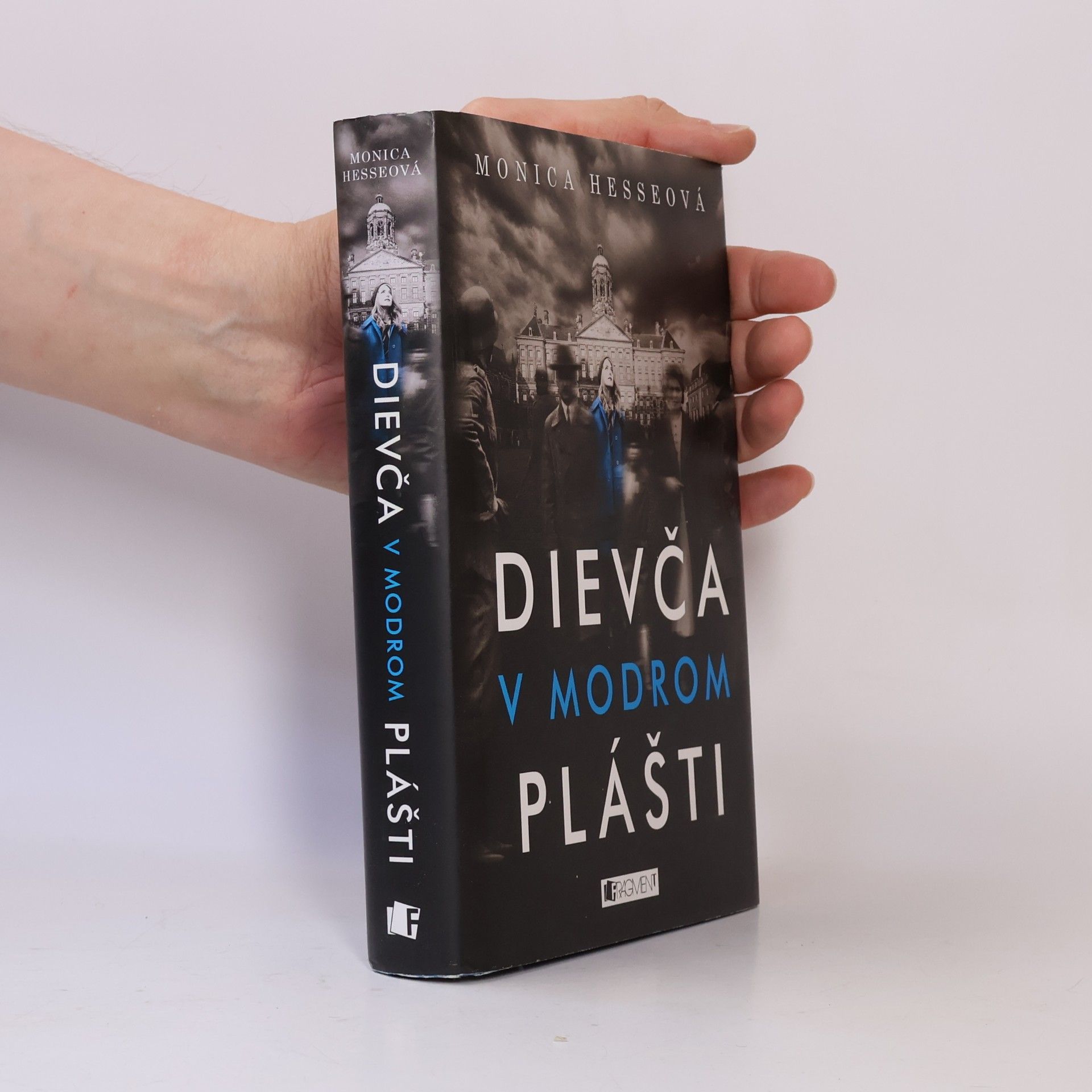 Monica Hesse Dievča v modrom plášti