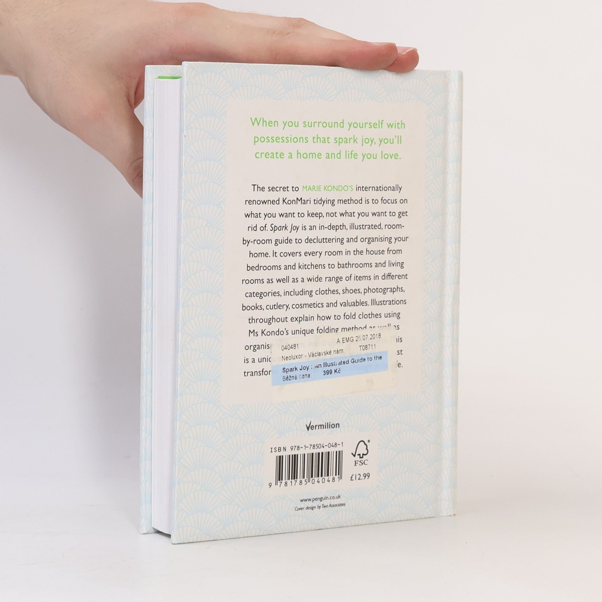Marie Kondō Spark joy. An illustrated guide to the japanese art of tidying