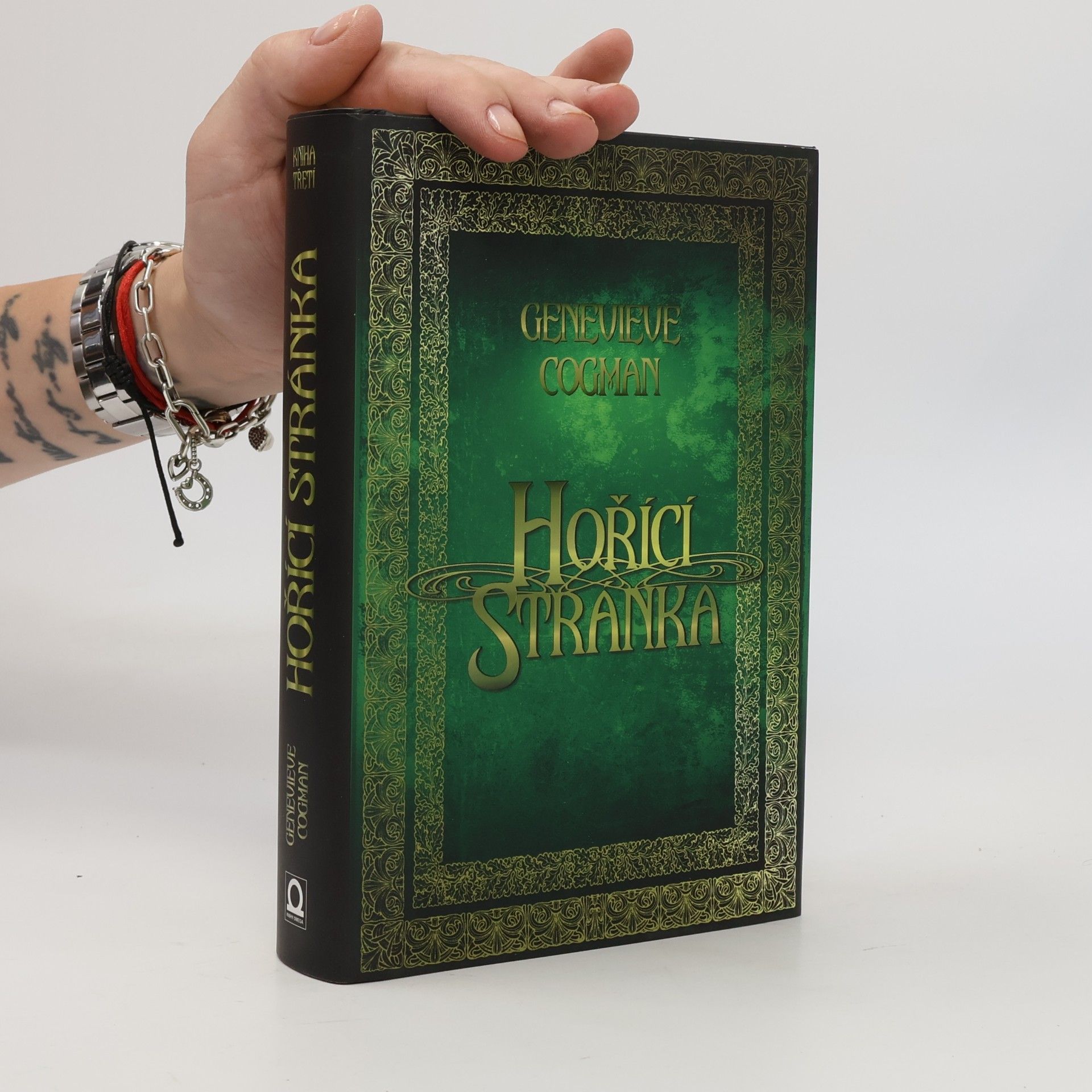 Genevieve Cogman Neviditelná knihovna. Kniha třetí. Hořící stránka