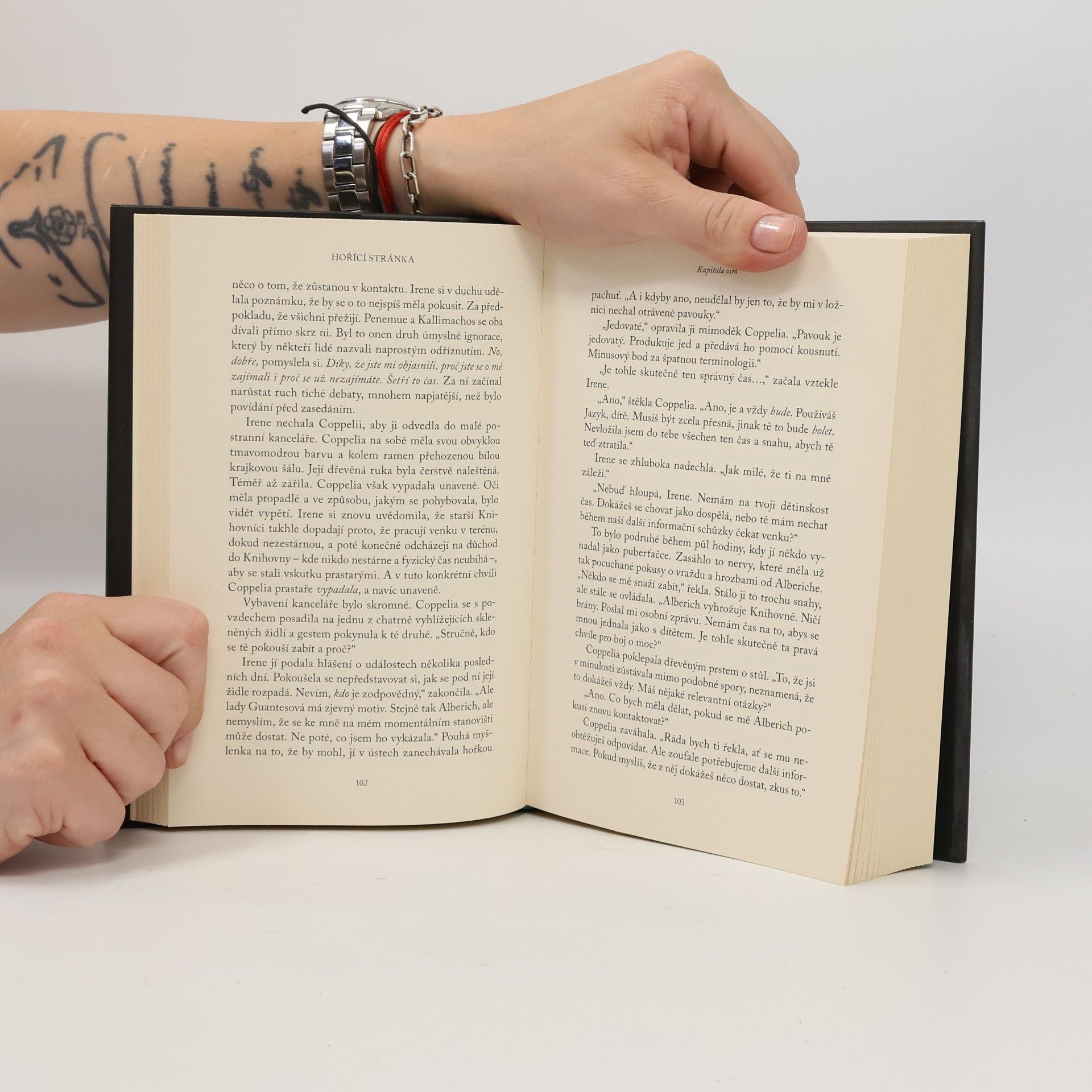 Genevieve Cogman Neviditelná knihovna. Kniha třetí. Hořící stránka