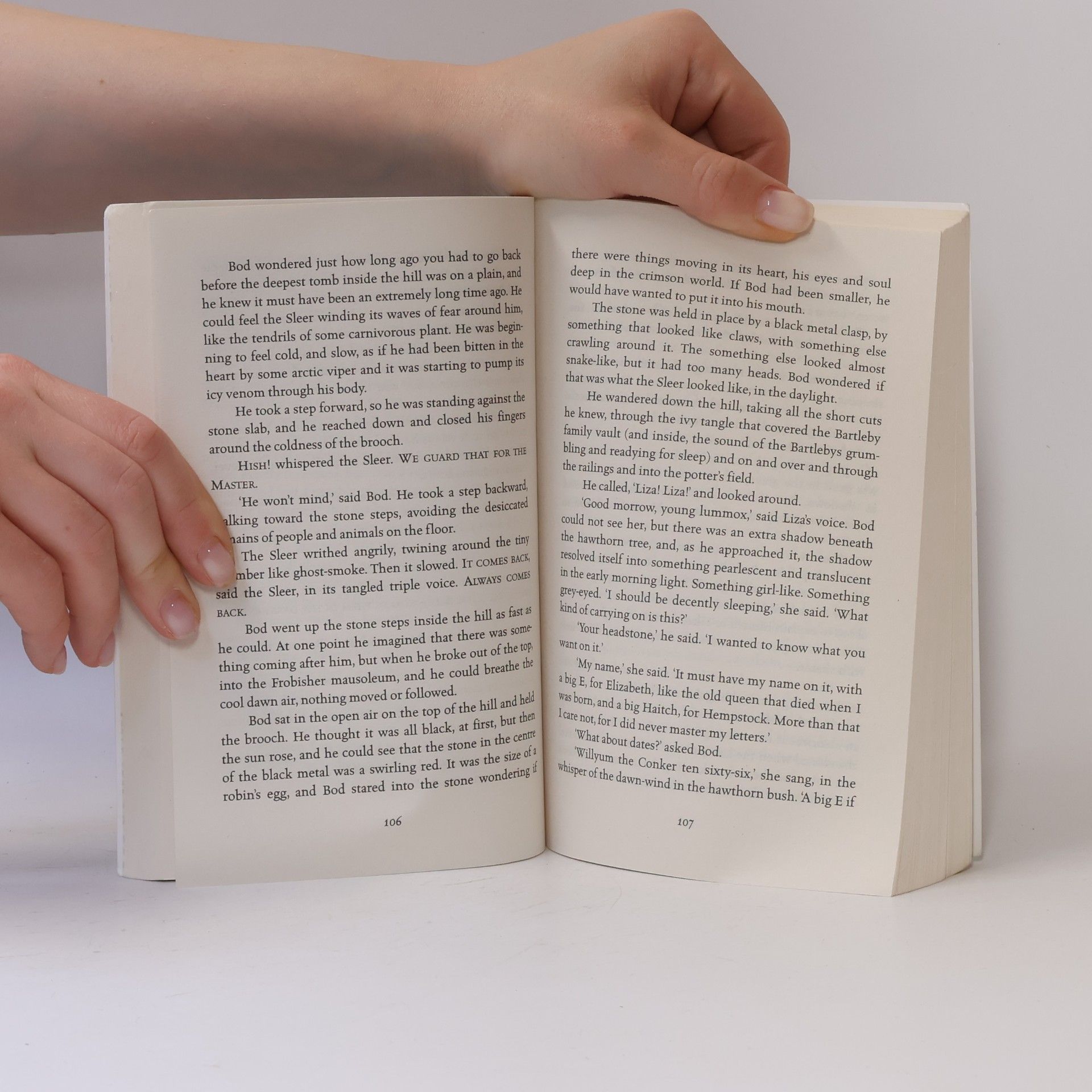 Neil Gaiman The graveyard book