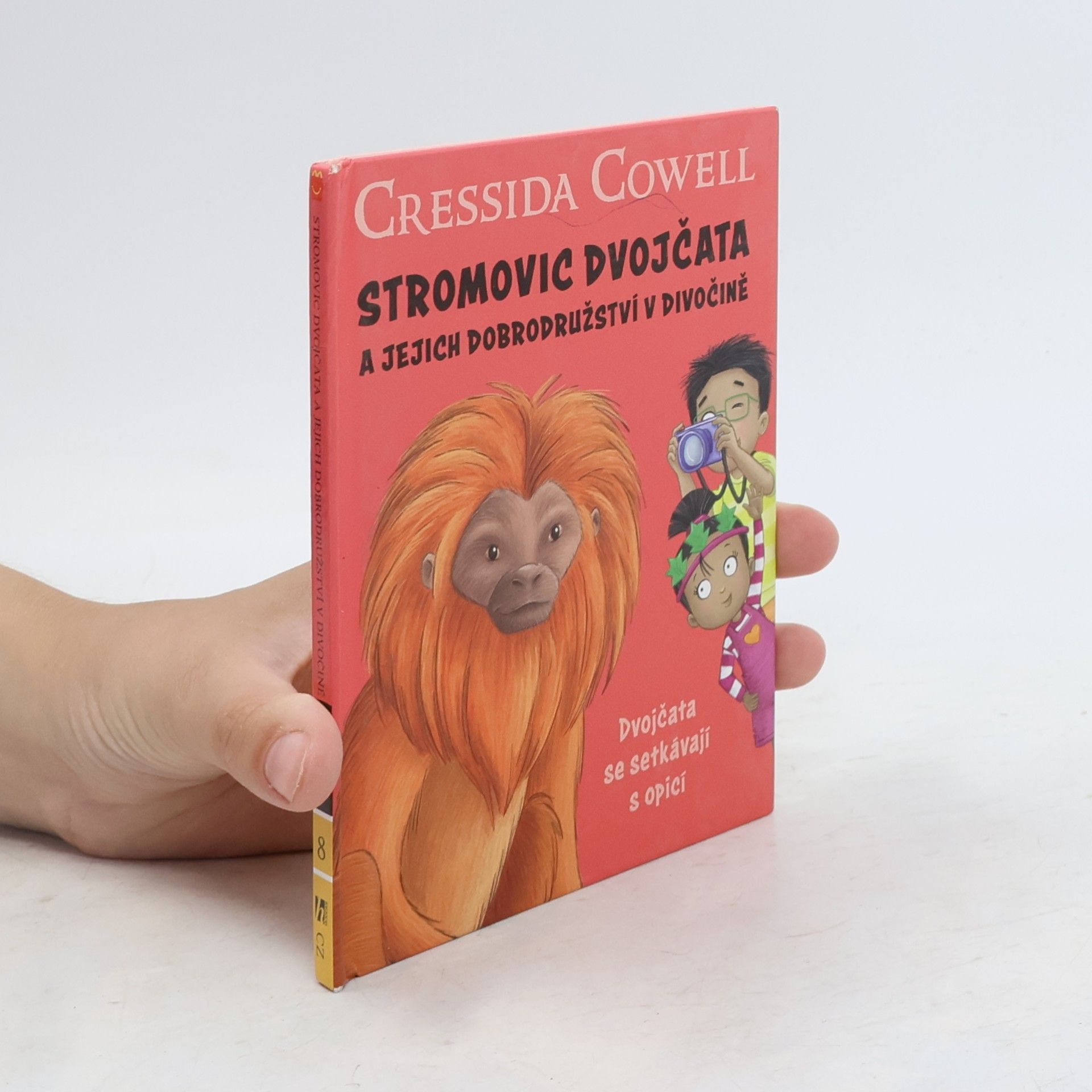 Cressida Cowell Stromovic dvojčata a jejich dobrodružství v divočině. Dvojčata se setkávají s opicí