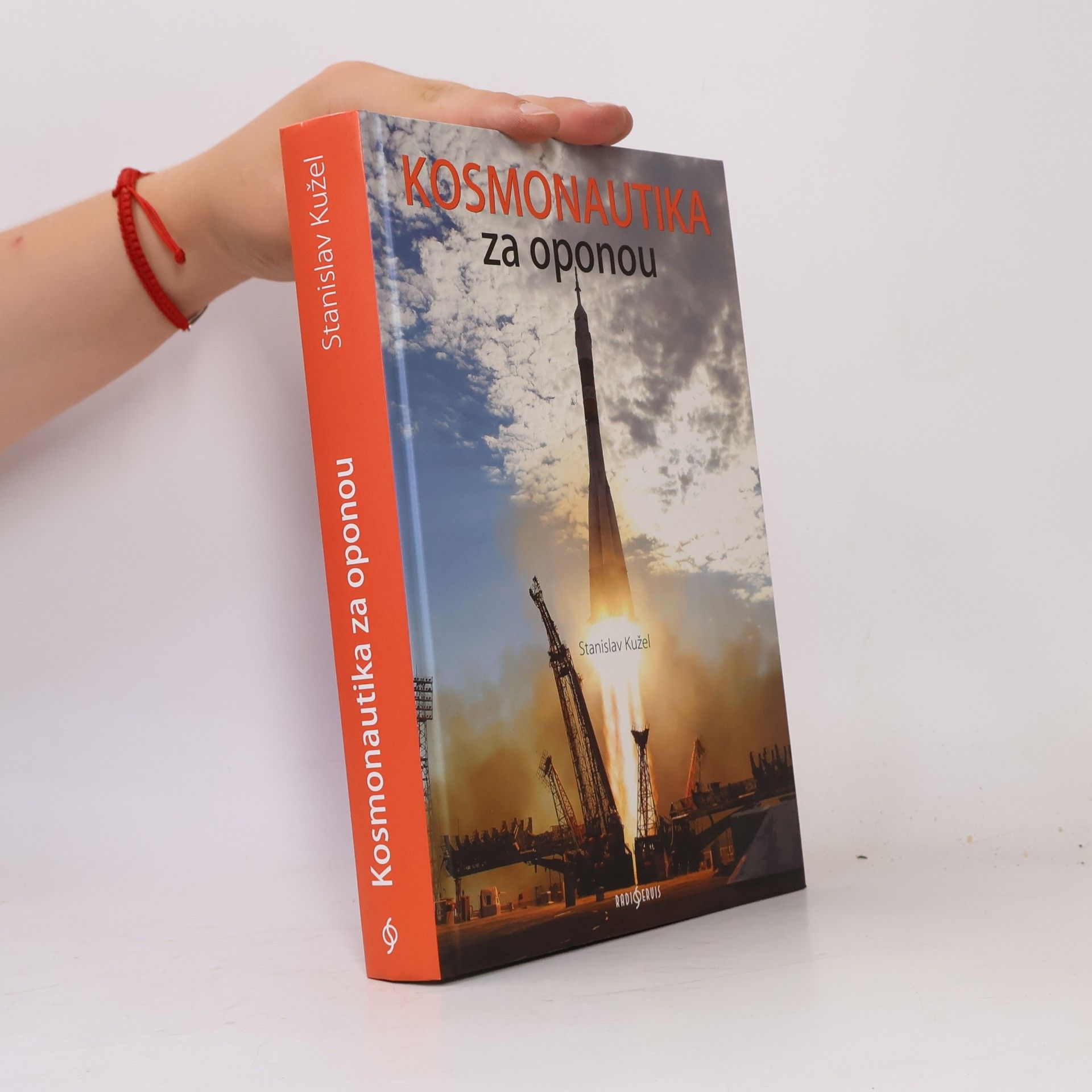 Stanislav Kužel Kosmonautika za oponou