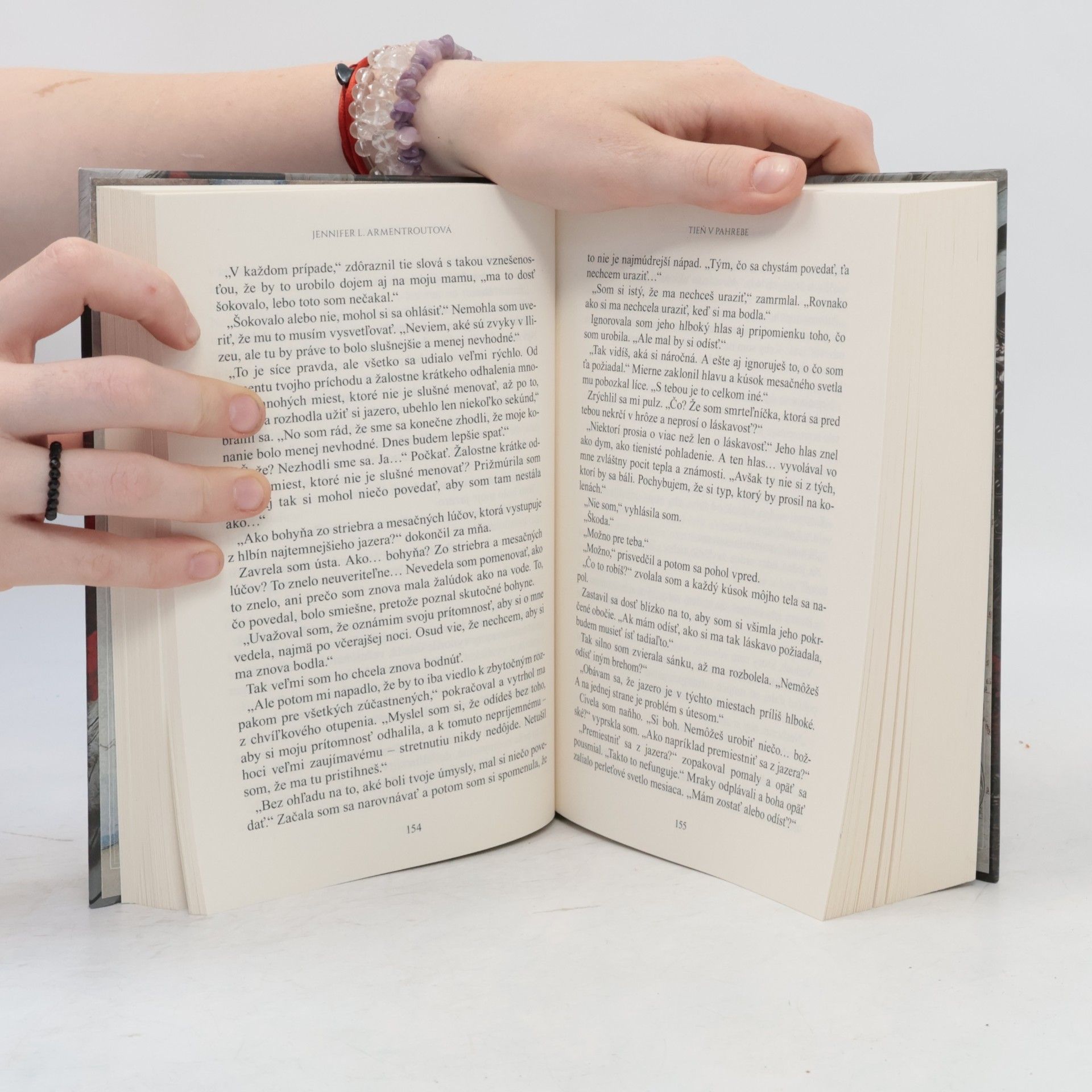 Jennifer L. Armentrout Tieň v pahrebe