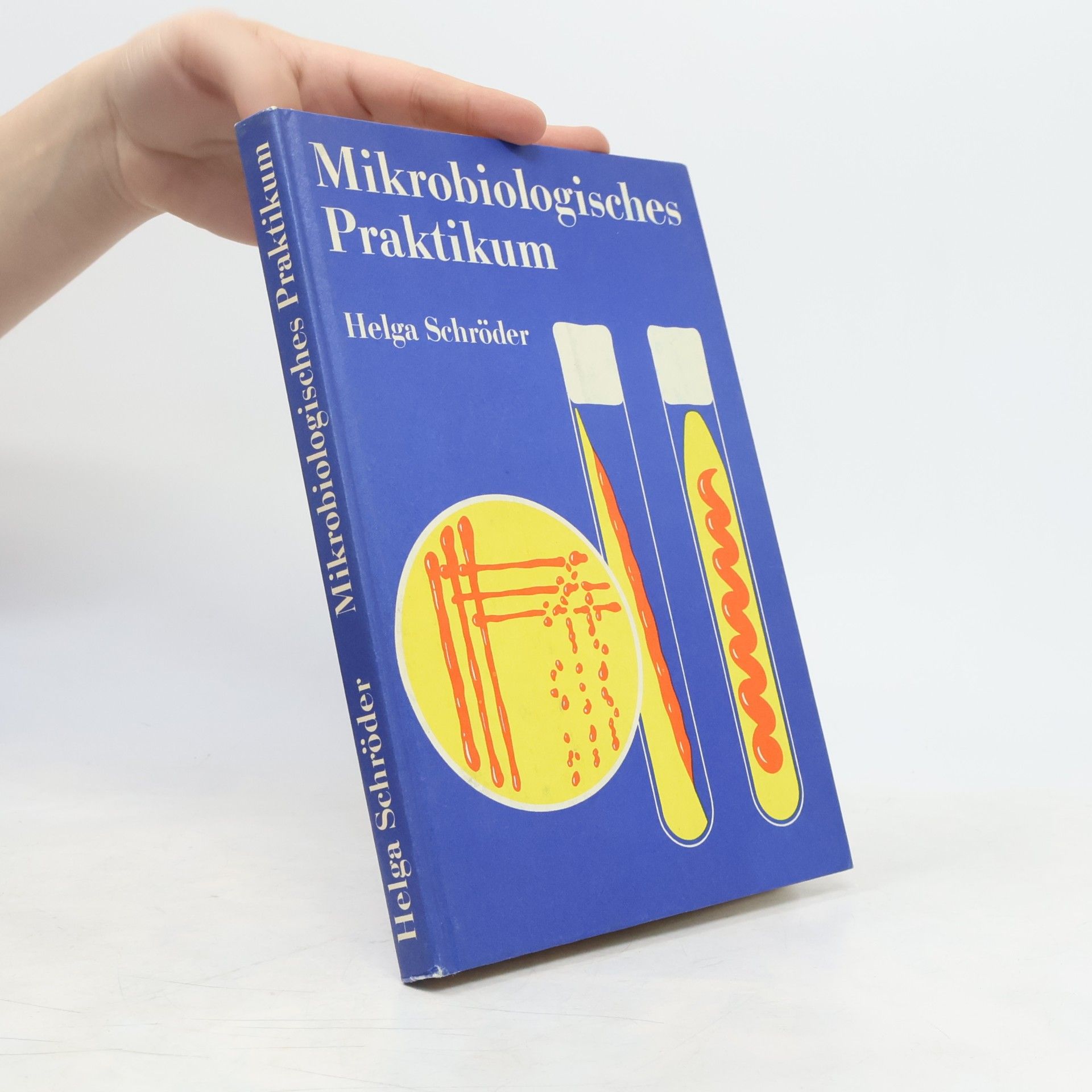 Helga Schro der Mikrobiologisches Praktikum