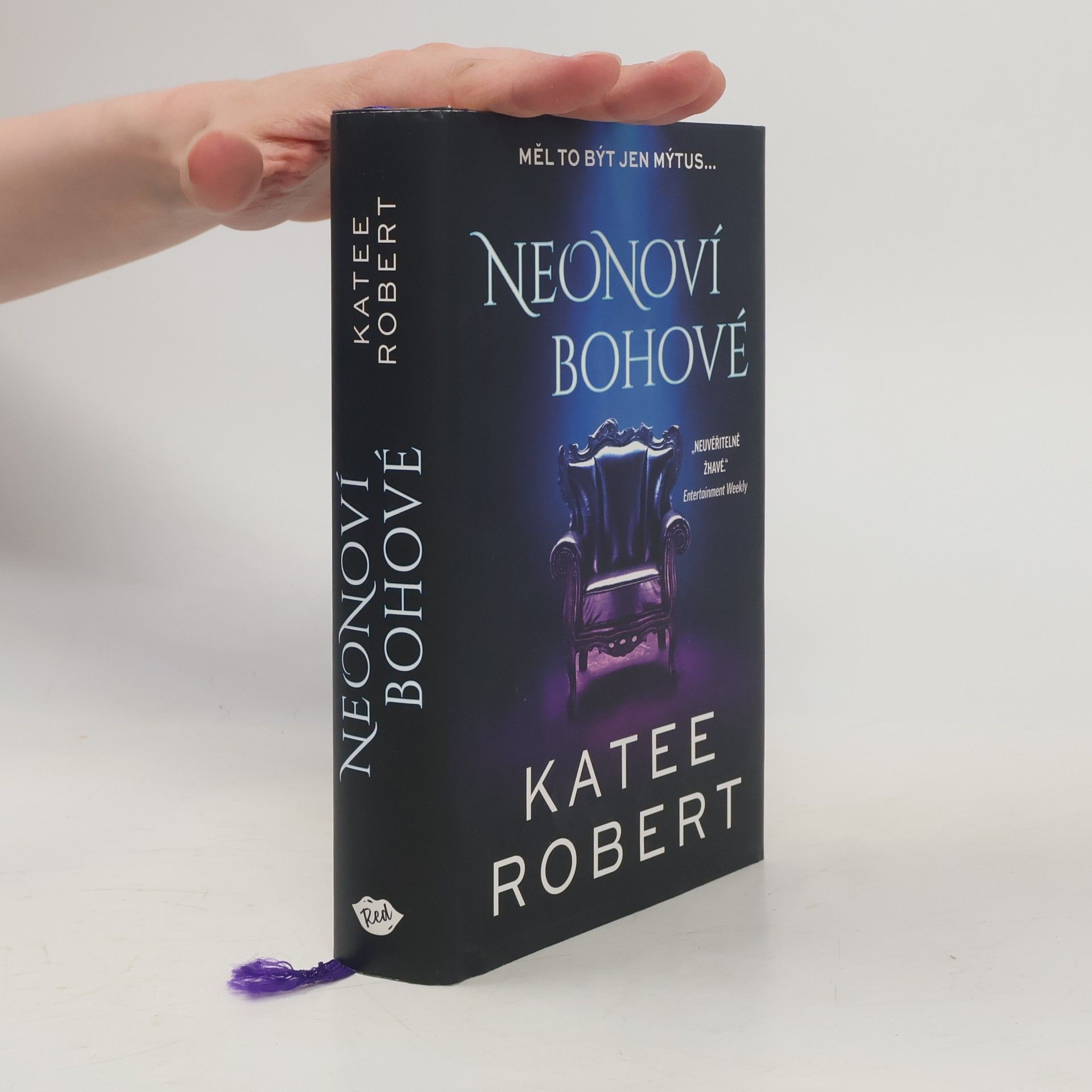 Katee Robert Neonoví bohové