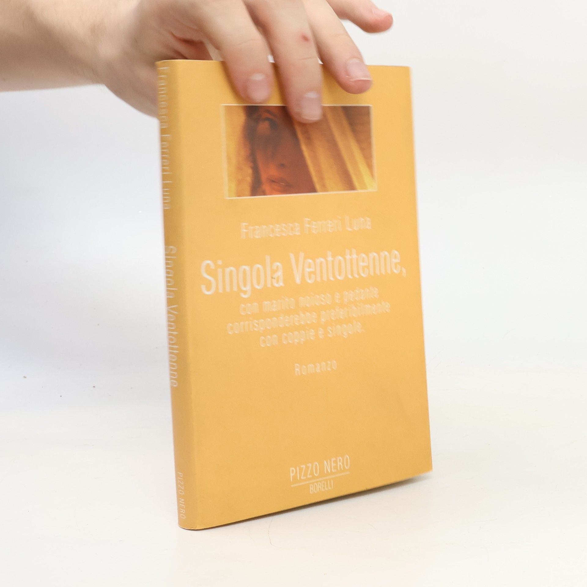 Singola ventottenne, con marito noioso e pedante, corrisponderebbe preferibilmente con coppie e singole