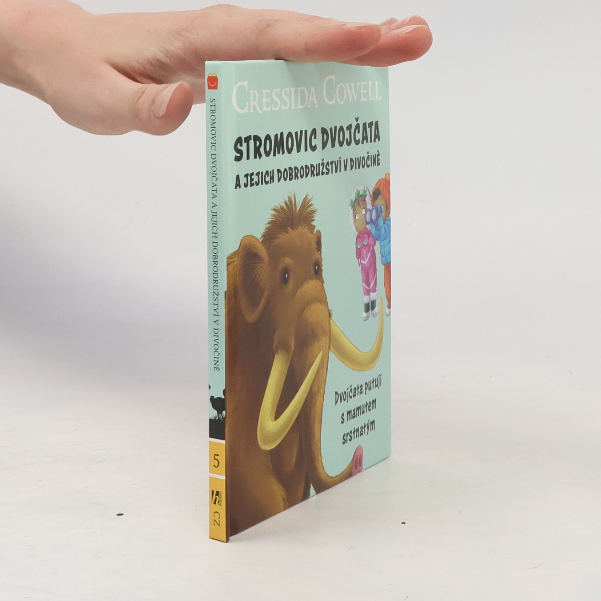 Cressida Cowell Stromovic dvojčata a jejich dobrodružství v divočině. Dvojčata putují s mamutem srstnatým